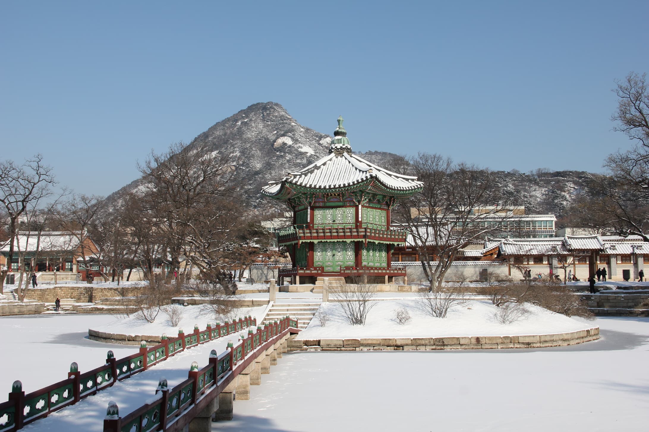 경복궁 — 경복궁 향원정 설경(2012.2.1 촬영, 문화재청)