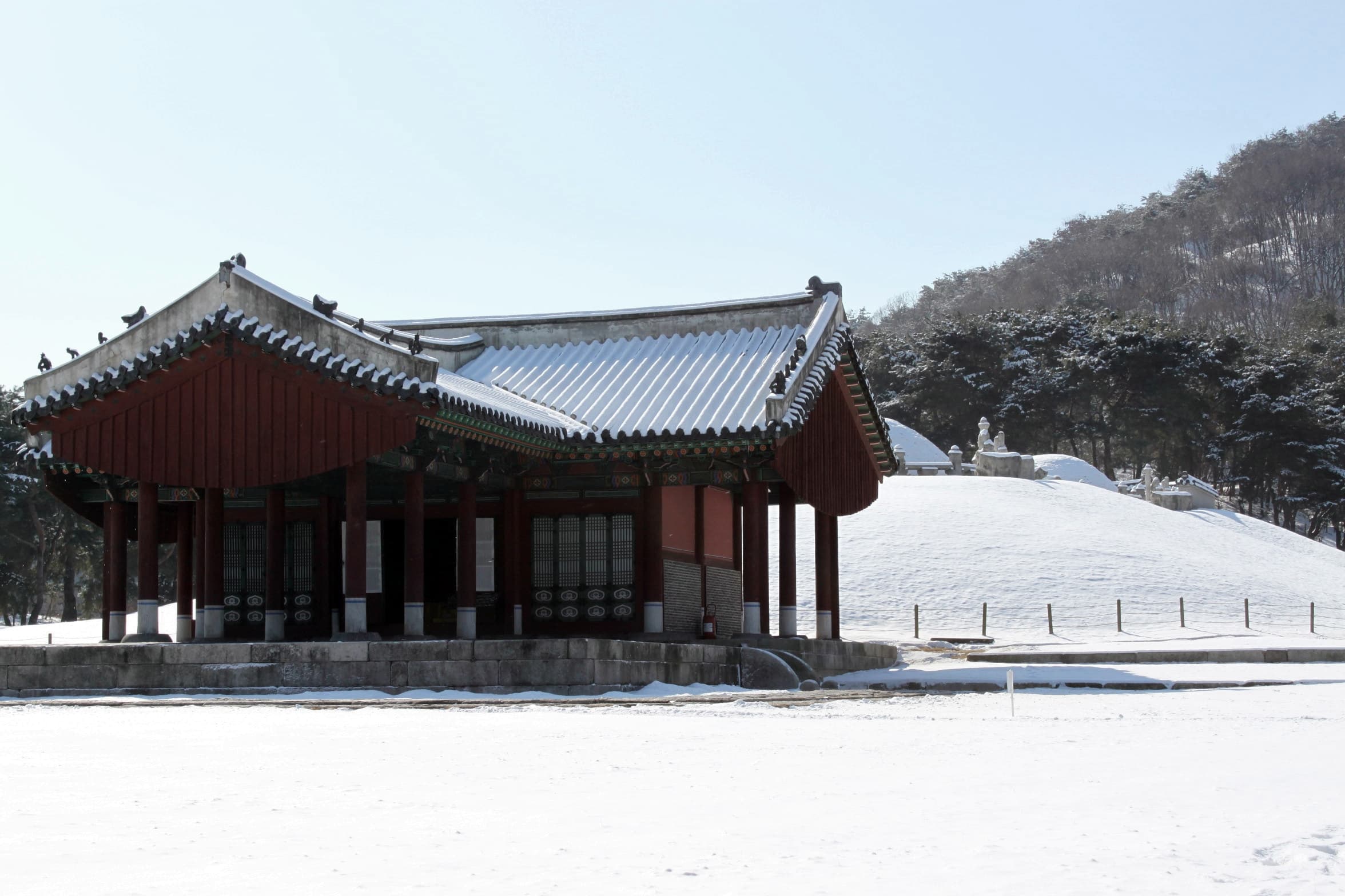 서울 의릉 — 의릉의 겨울 / 2012년 겨울 의릉전경(저작권:문화재청)