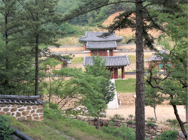 구례 석주관 칠의사묘 — 묘역전경