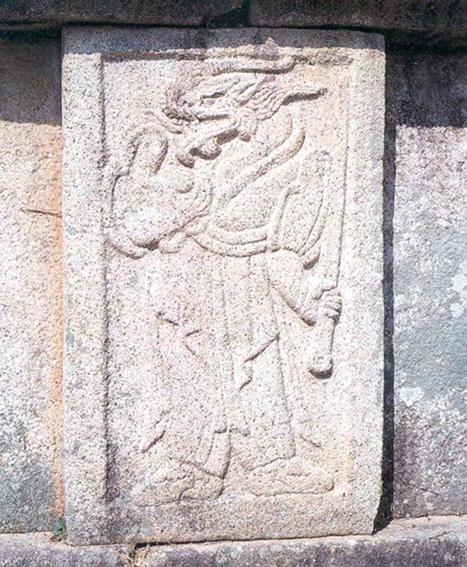 경주 김유신묘 — 호석세부근접