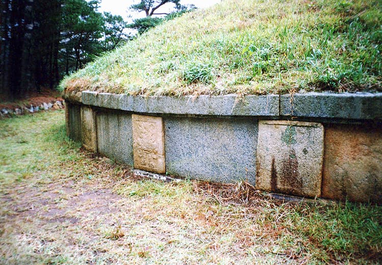 경주 진덕여왕릉 — 신재로교체한면석과상대갑석