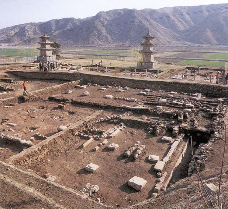 경주 감은사지 — 발굴시노출된유구