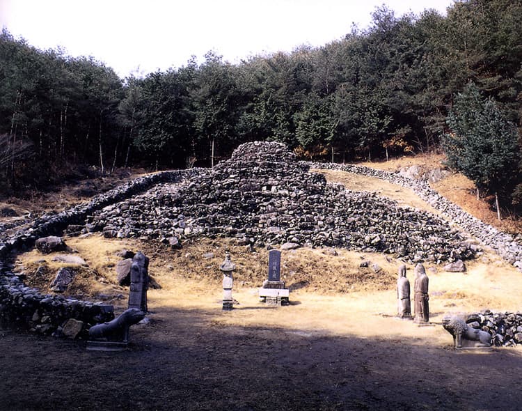 산청 전 구형왕릉 — 전구형왕릉