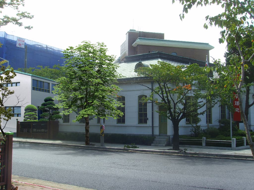 창원 진해우체국 — 창원 진해우체국(좌측)/문화재청