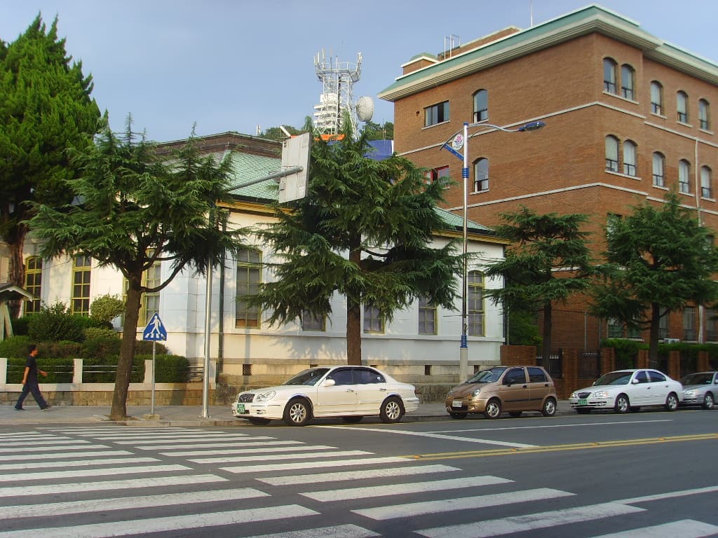 창원 진해우체국 — 창원 진해우체국(우측)/문화재청