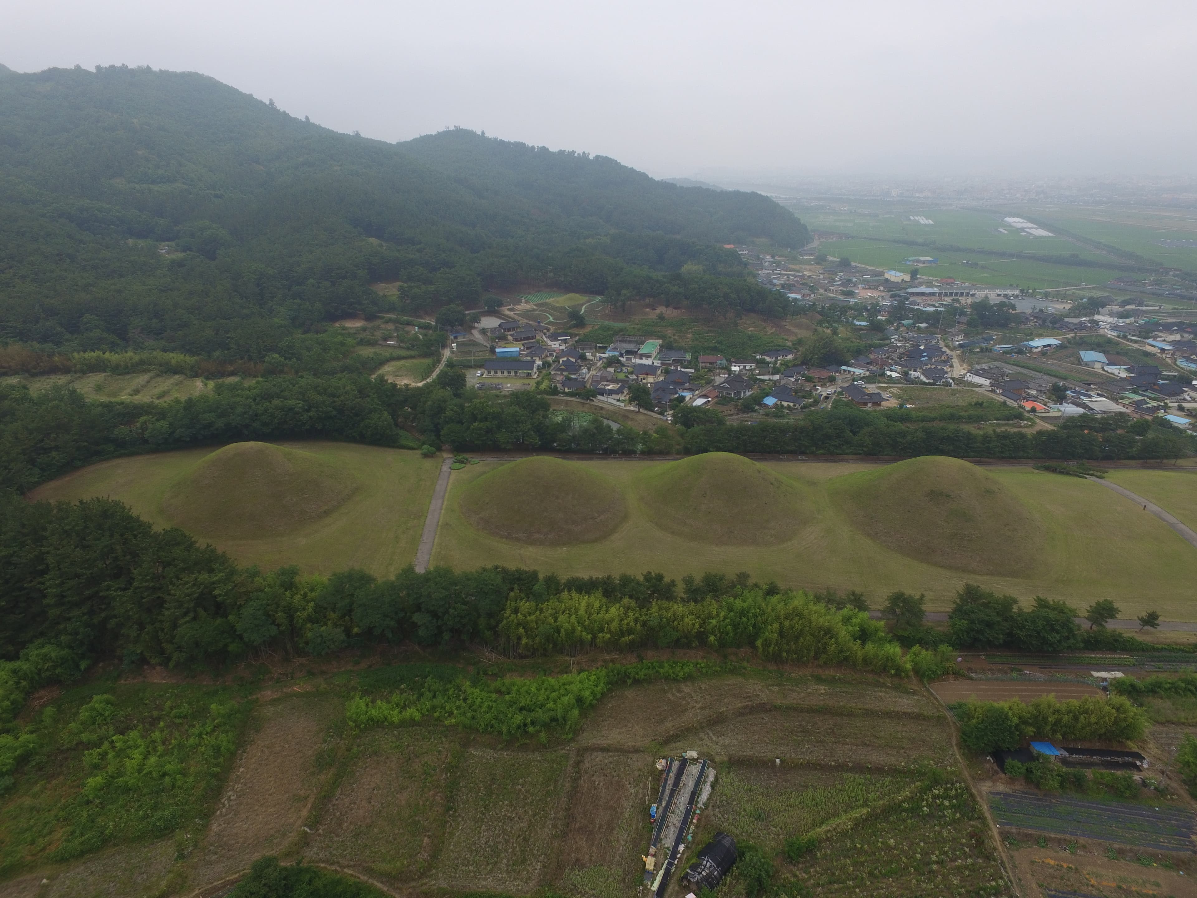 경주 서악동 고분군 — 경주 서악동 고분군 남쪽상공(북쪽으로 조망) (고도보존육성과, 2017)