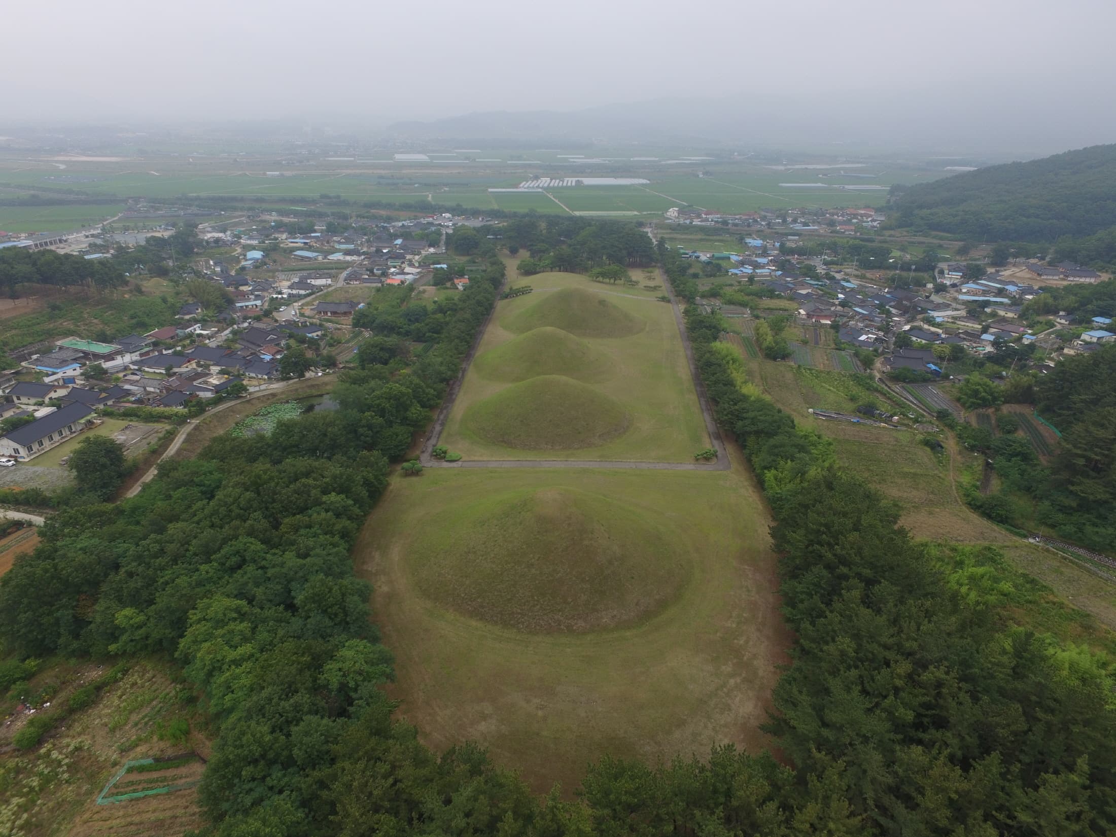 경주 서악동 고분군 — 경주 서악동 고분군 북쪽상공(남쪽으로 조망) (고도보존육성과, 2017)