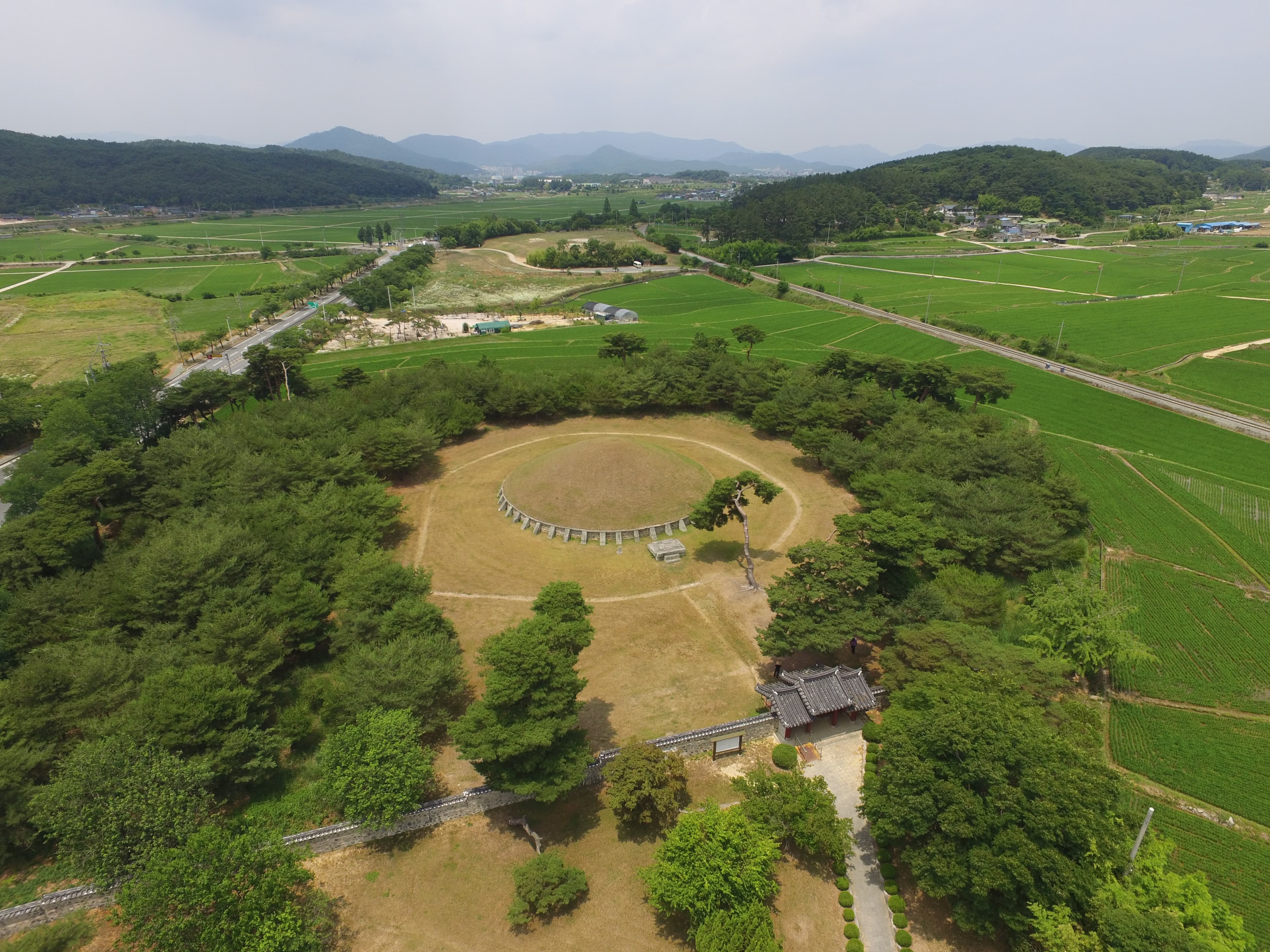 경주 신문왕릉 — 경주 신문왕릉 남쪽상공(북쪽으로 조망) (고도보존육성과, 2017)