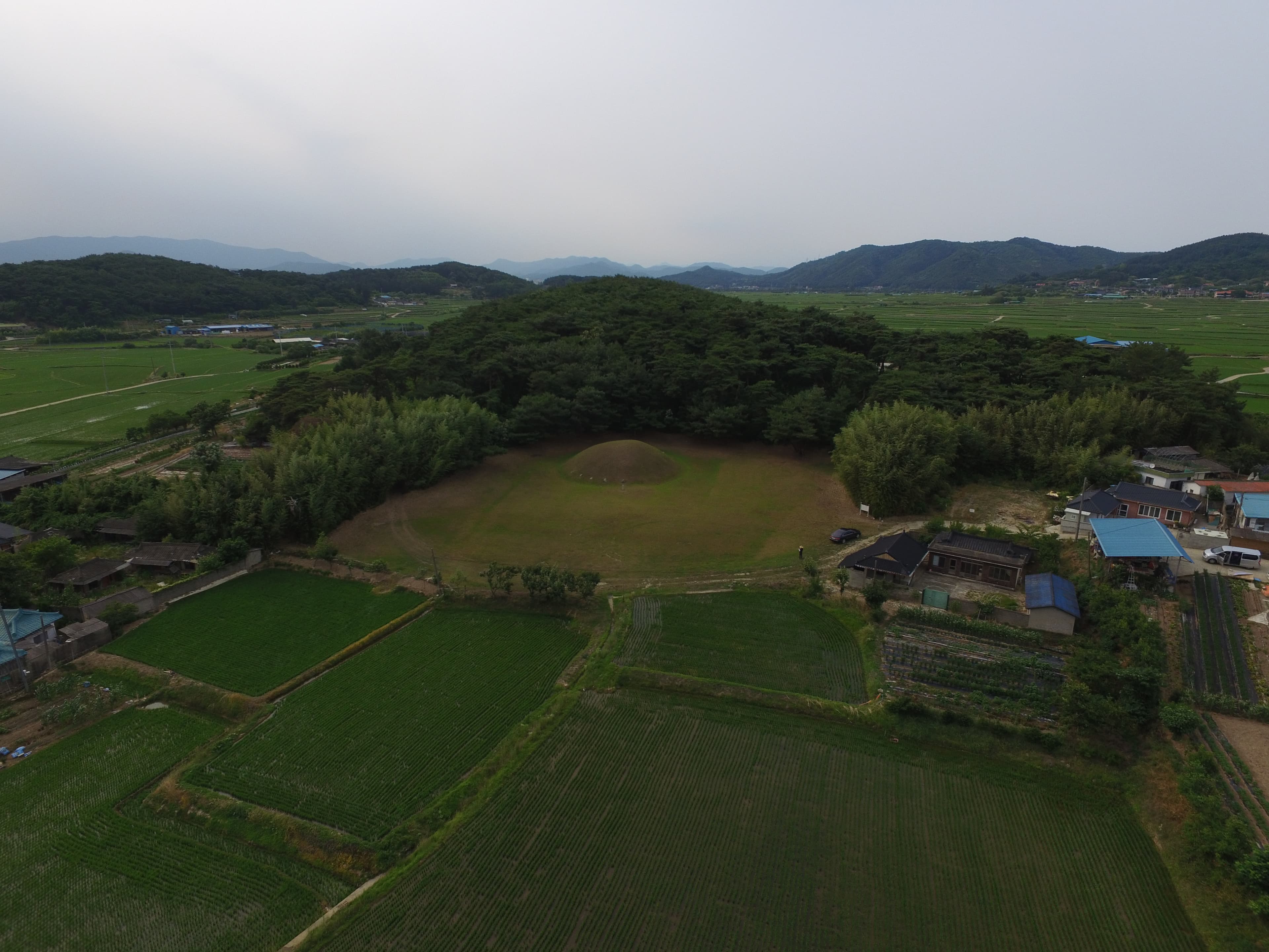 경주 효공왕릉 — 경주 효공왕릉 북쪽 상공(남쪽에서조망) (고도보존육성과, 2017)