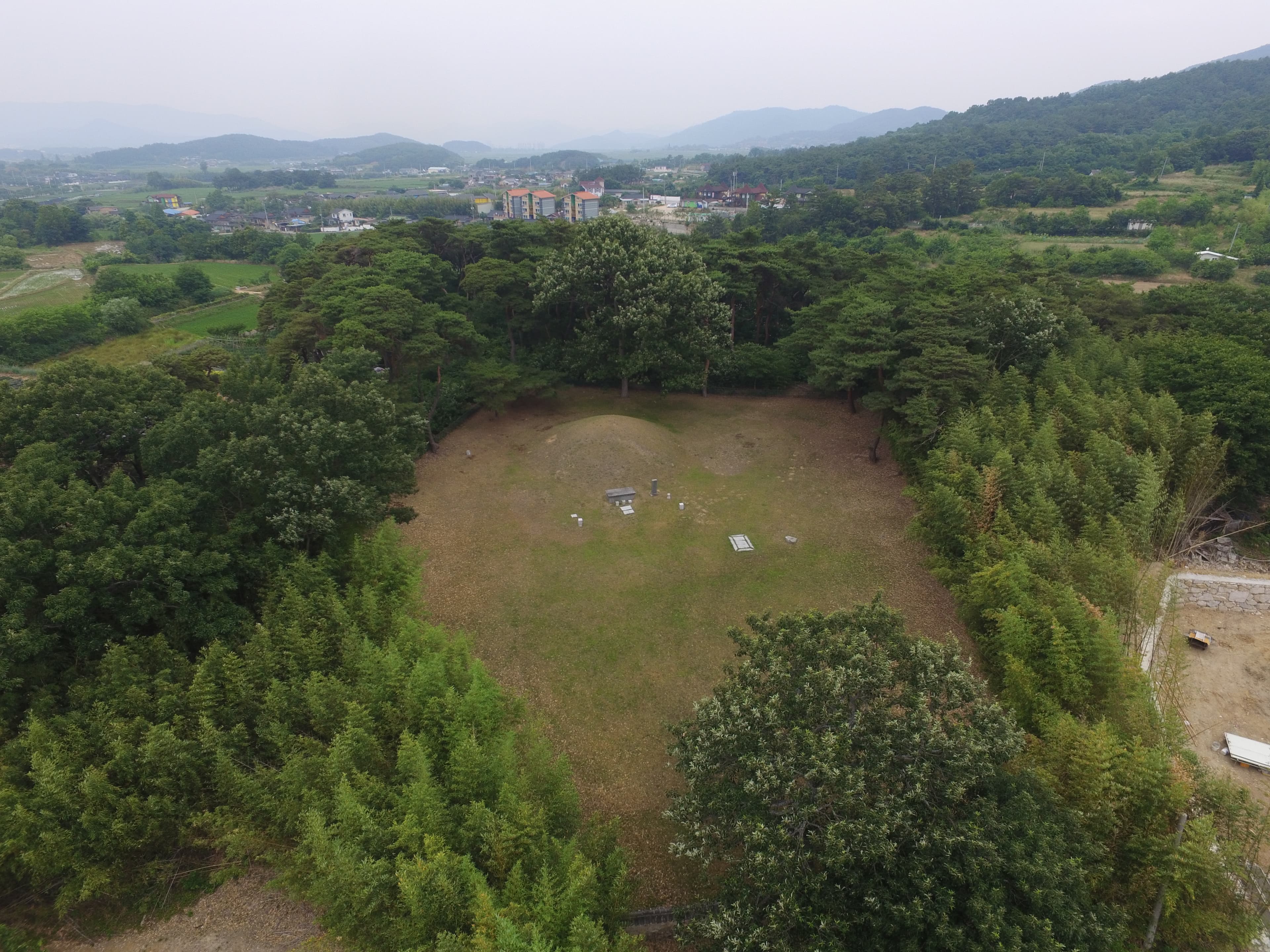 경주 신무왕릉 — 경주 신무왕릉 남쪽상공(북쪽으로 조망) (고도보존육성과, 2017)