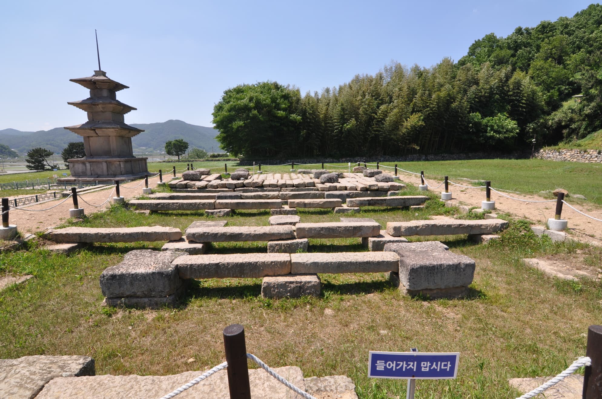 경주 감은사지 — 경주 감은사지 강당지 동측면 (고도보존육성과, 2017)