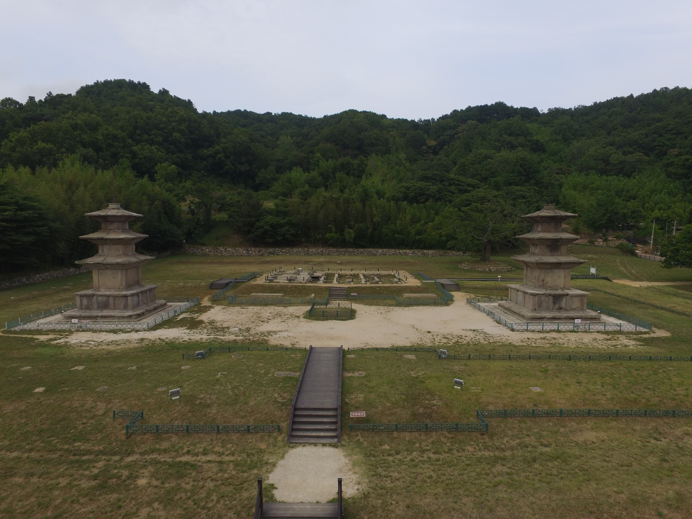 경주 감은사지 — 경주 감은사지 남쪽상공(금당지, 동서탑 전경) (고도보존육성과, 2017)
