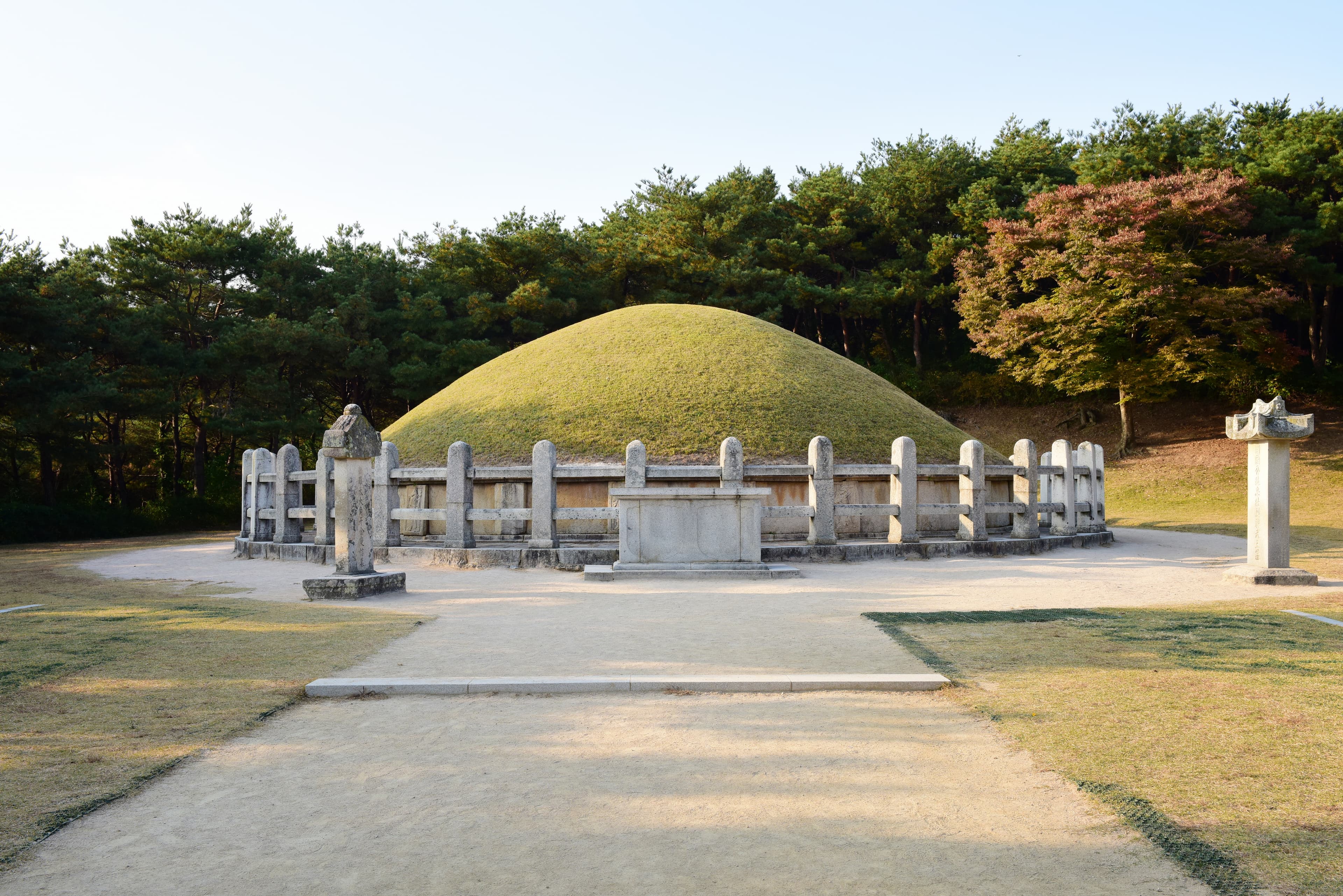 경주 김유신묘 — 경주 김유신묘_전경 (촬영년도 : 2015년)