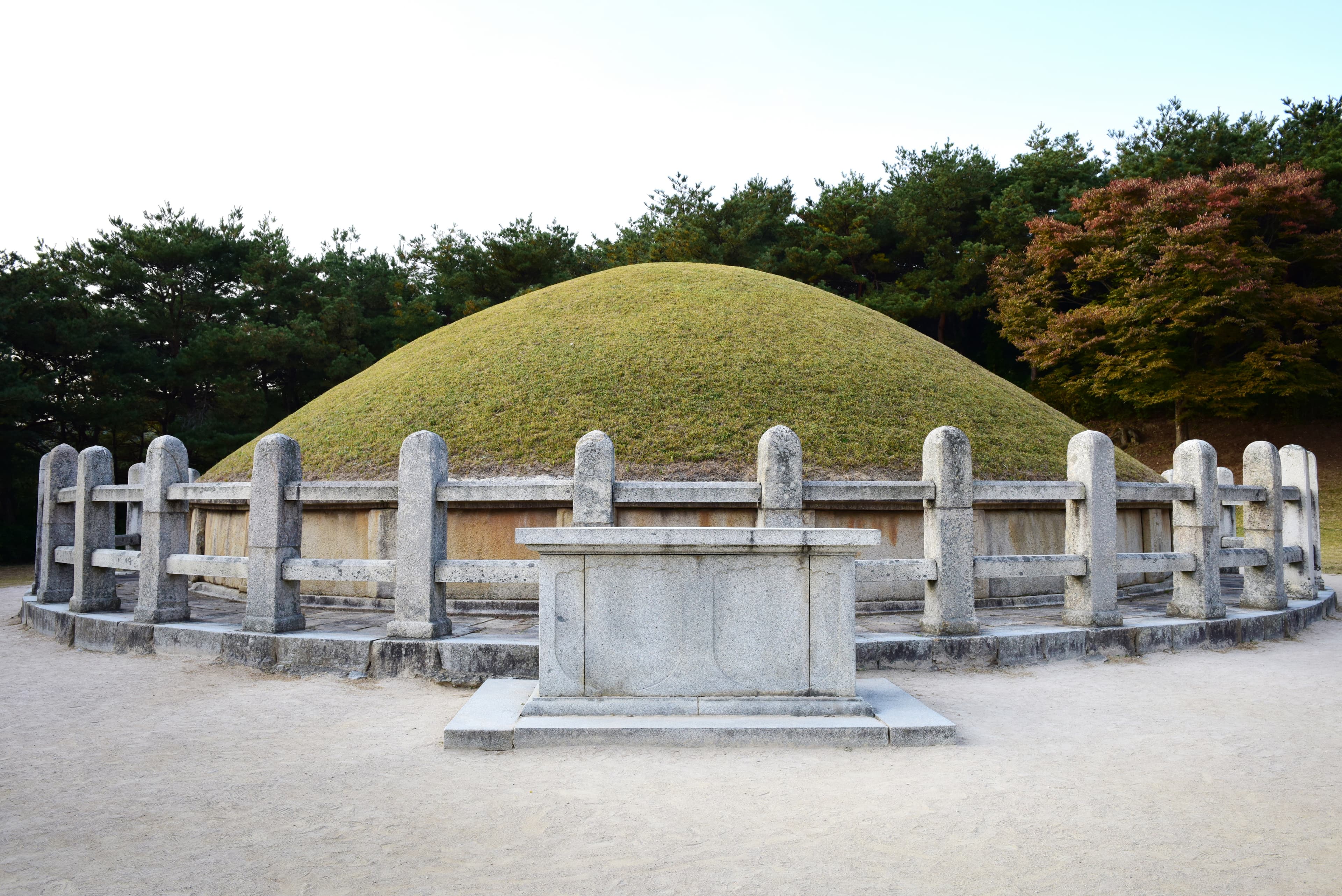 경주 김유신묘 — 경주 김유신묘 (촬영년도 : 2015년)