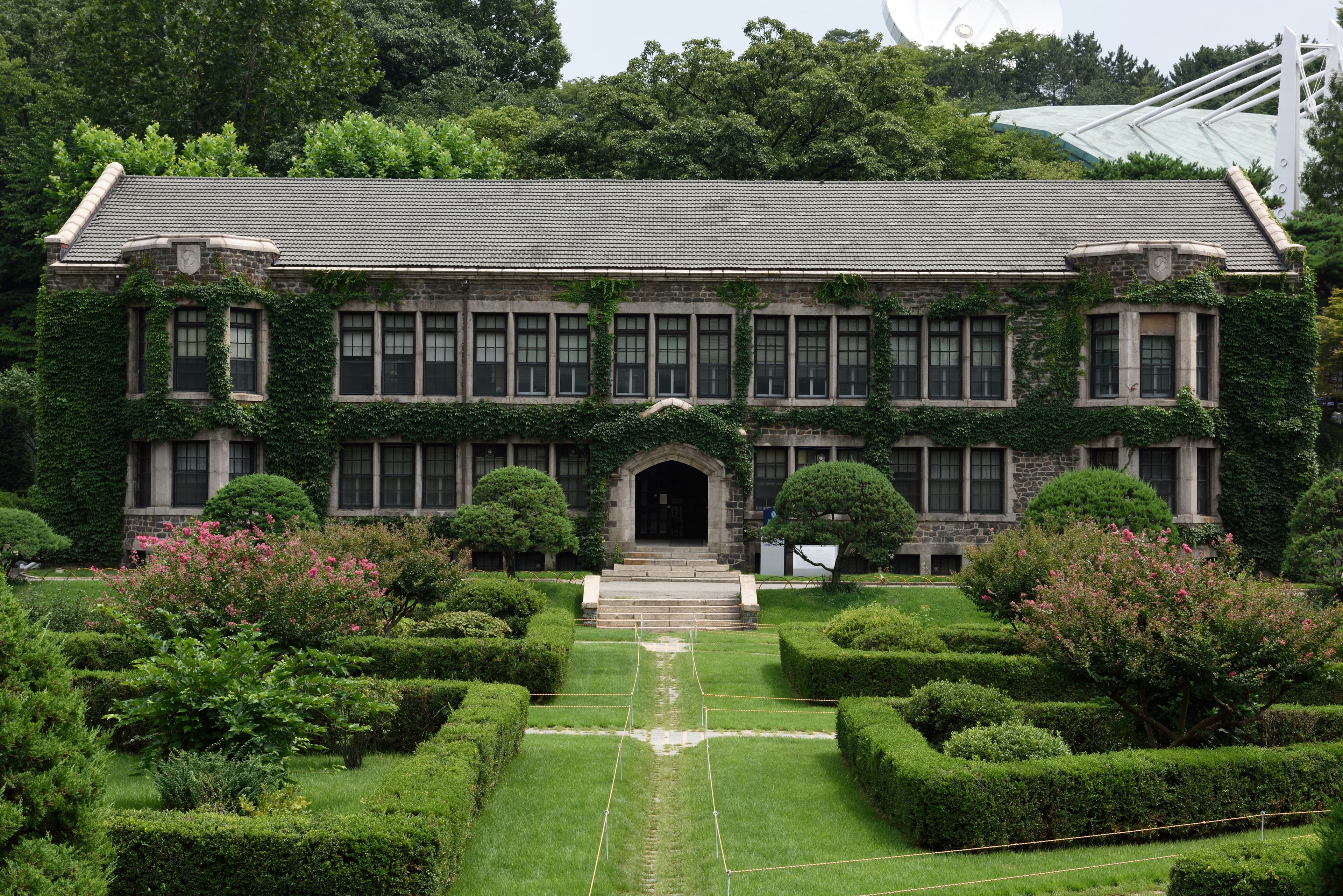 서울 연세대학교 아펜젤러관 — 서울 연세대학교 아펜젤러관_전경 (촬영년도 : 2015년)