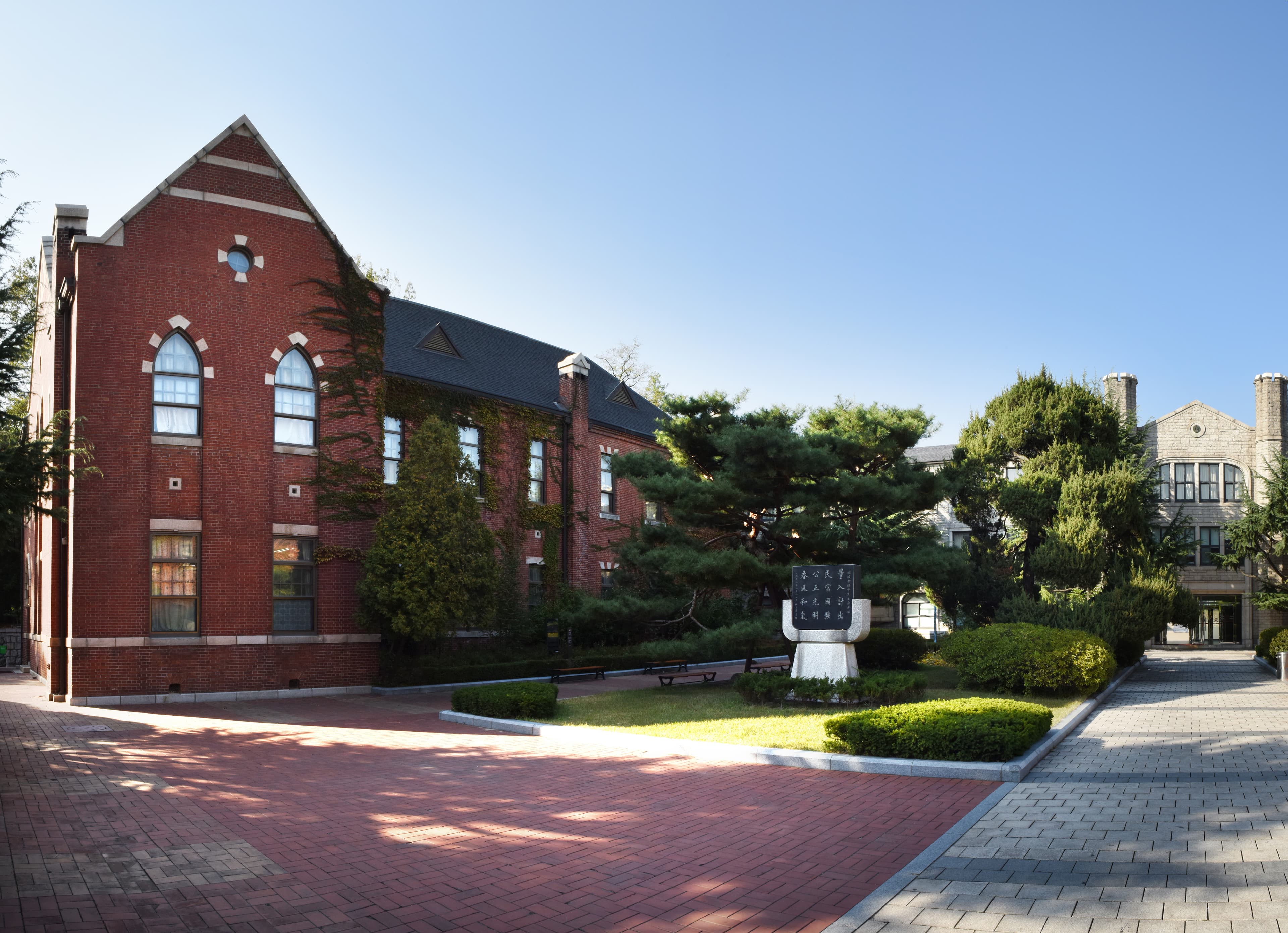 서울 중앙고등학교 서관 — 서울 중앙고등학교 서관_전경 (촬영년도 : 2015년)