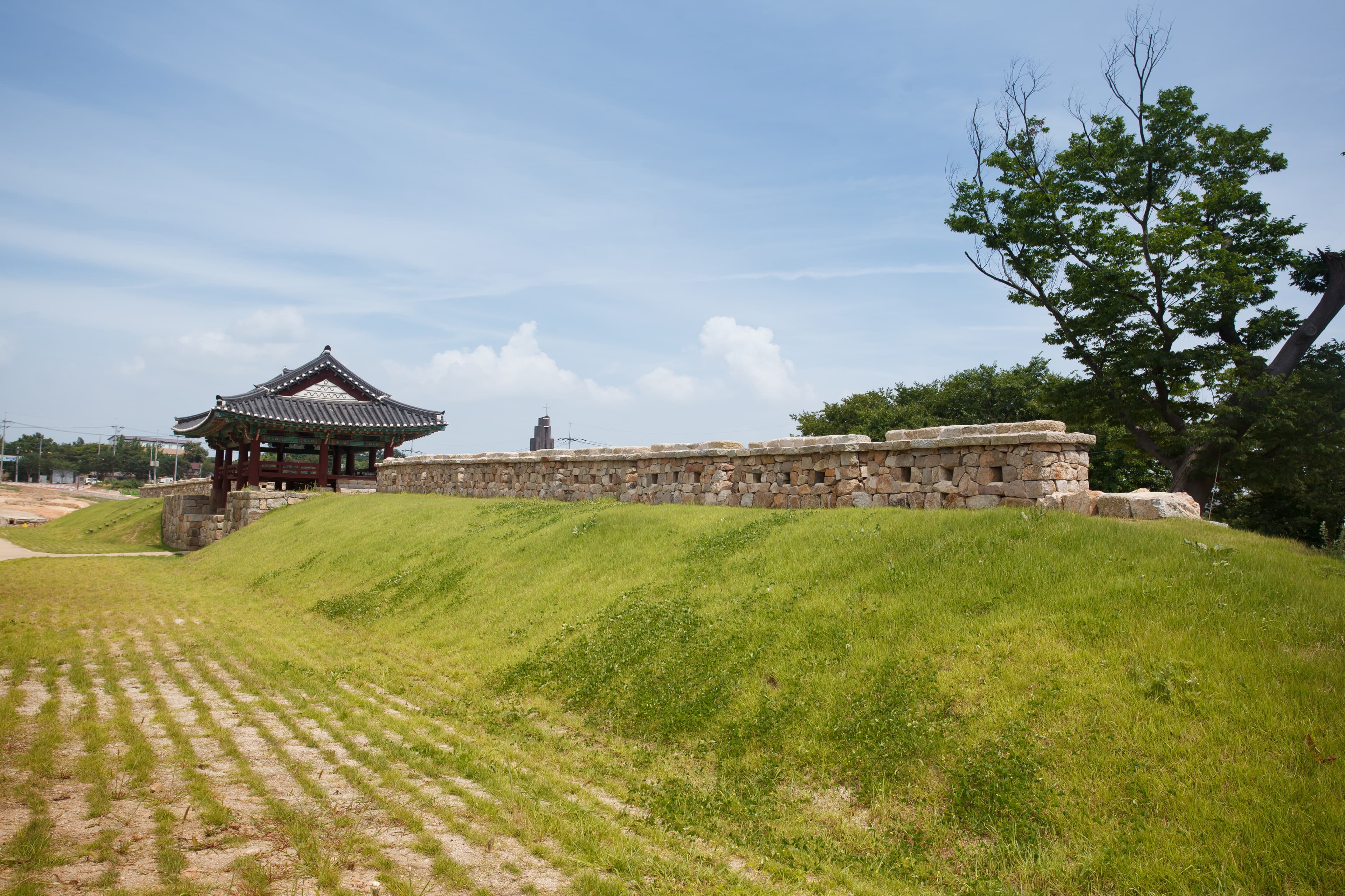 고창 무장현 관아와 읍성 — 고창 무장현 관아와 읍성_남문과 서쪽 토성 (촬영년도 : 2015년)