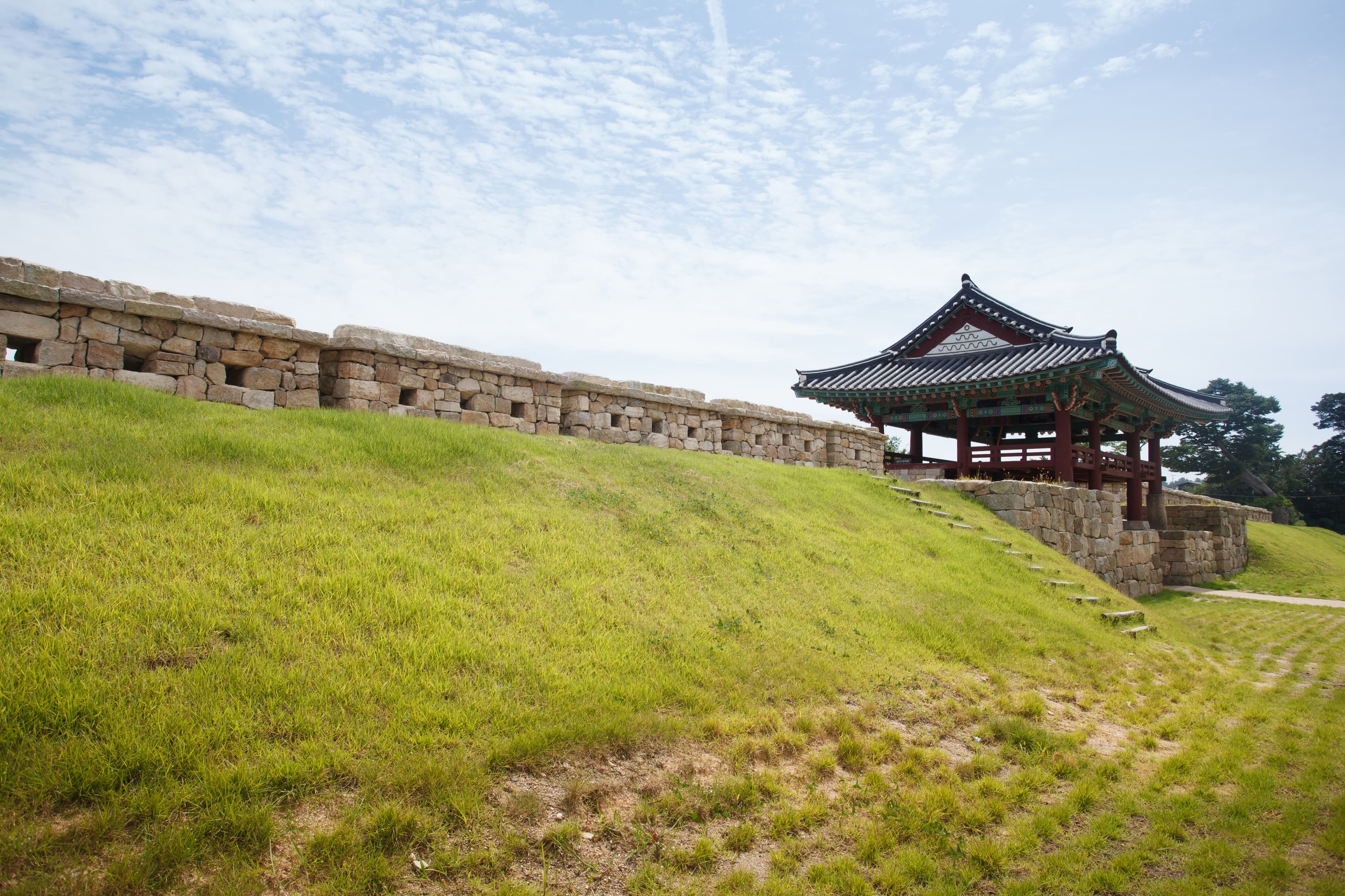 고창 무장현 관아와 읍성 — 고창 무장현 관아와 읍성_동쪽에서 바라 본 남문과 토성일대 (촬영년도 : 2015년)