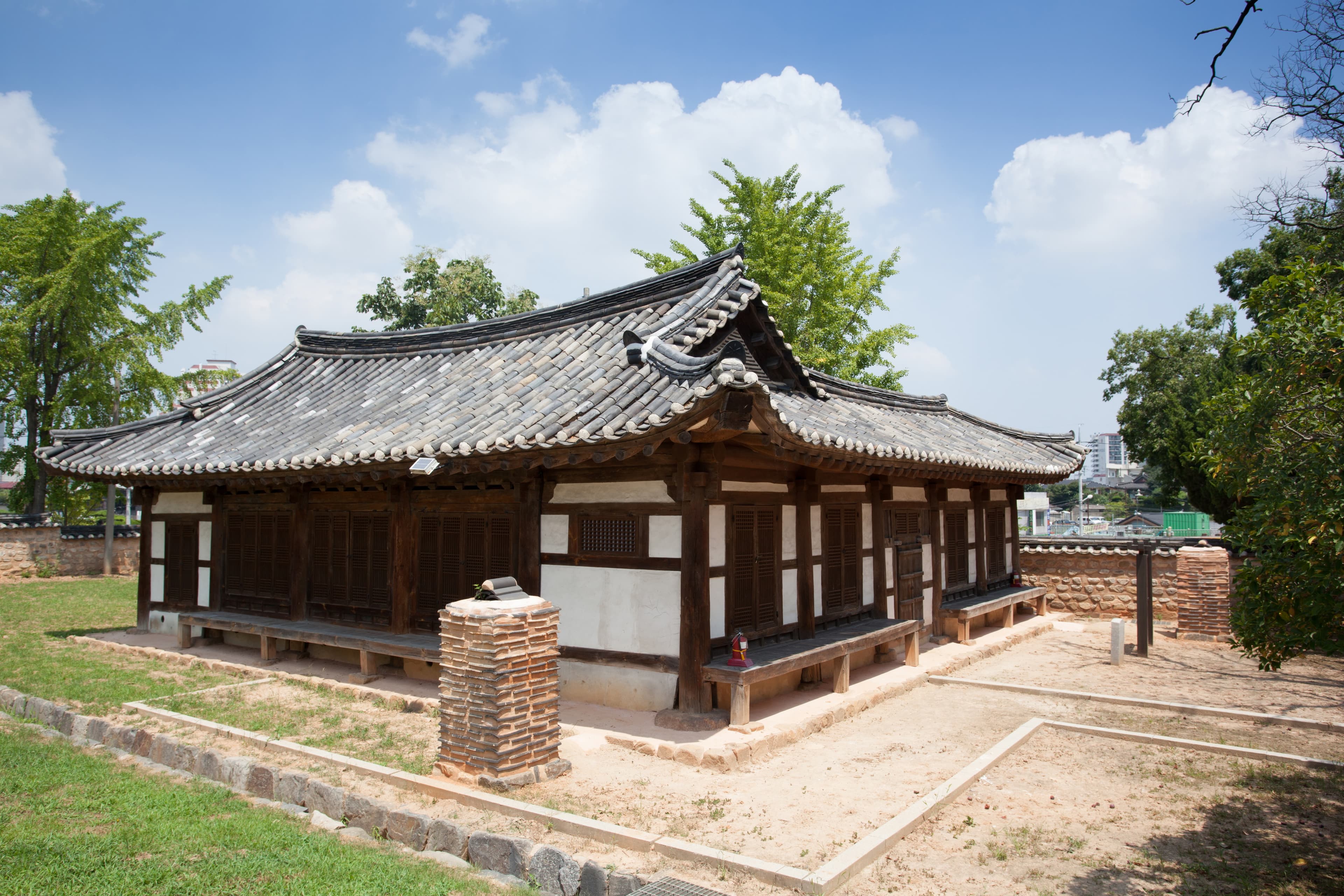 김제군 관아와 향교 — 김제군 관아와 향교_김제동헌 내아 좌측면 (촬영년도 : 2015년)
