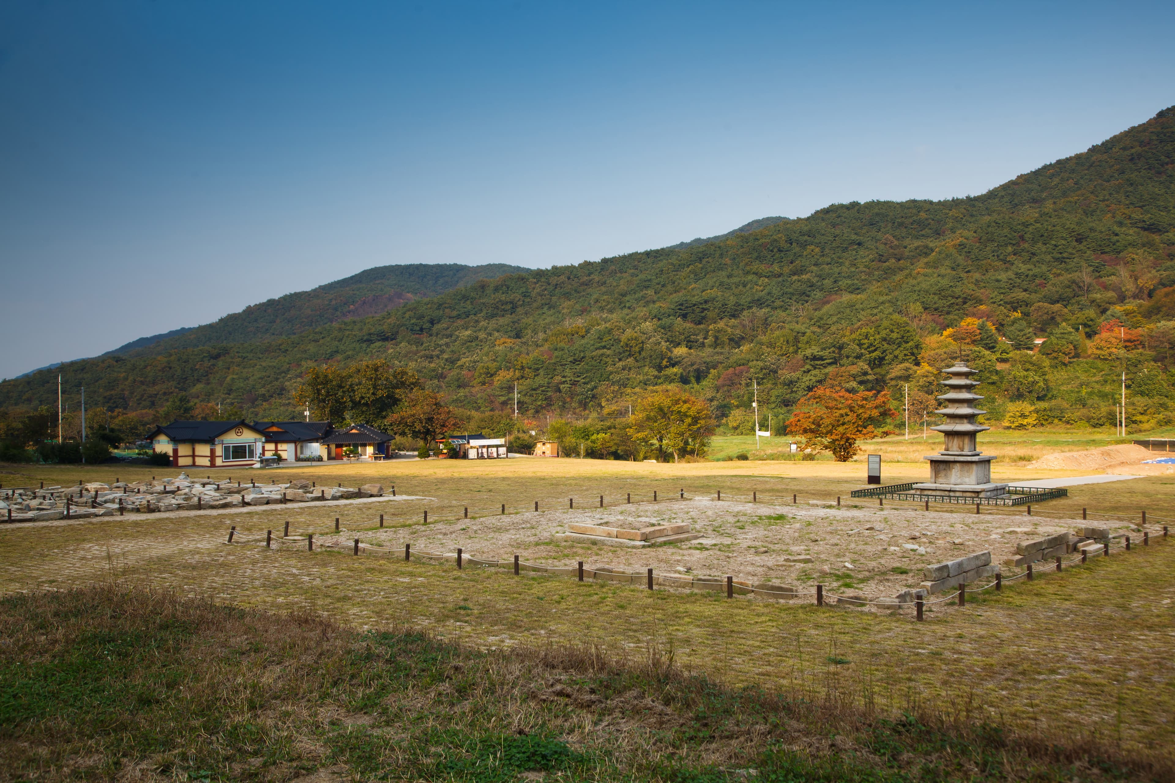 서산 보원사지 — 서산 보원사지_보승탑쪽에서 바라본 보원사지 전경 (촬영년도 : 2015년)