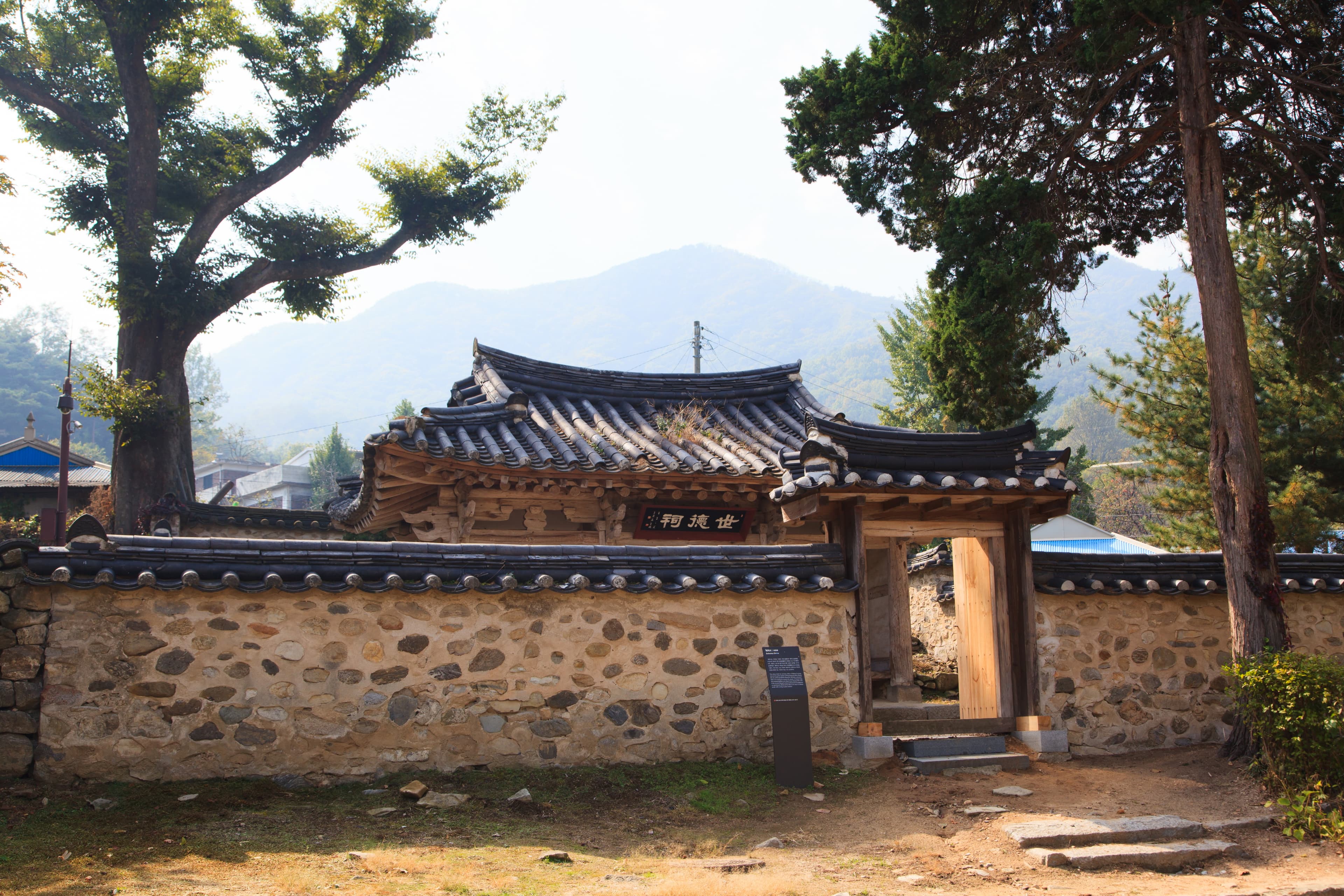 아산 맹씨 행단 — 아산 맹씨 행단_세덕사 전경 (촬영년도 : 2015년)