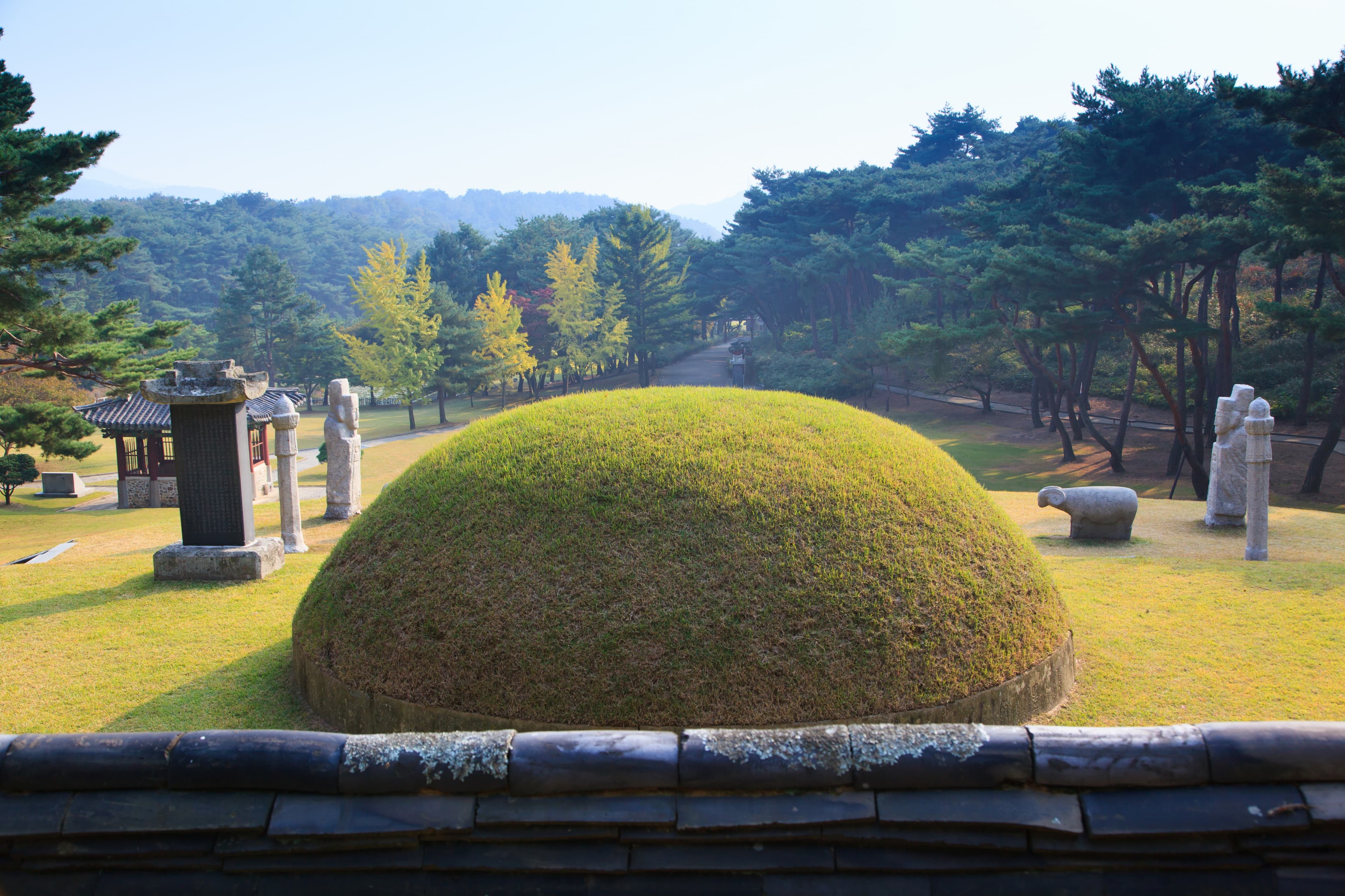 아산 이충무공묘 — 아산 이충무공묘_묘소 배면 (촬영년도 : 2015년)