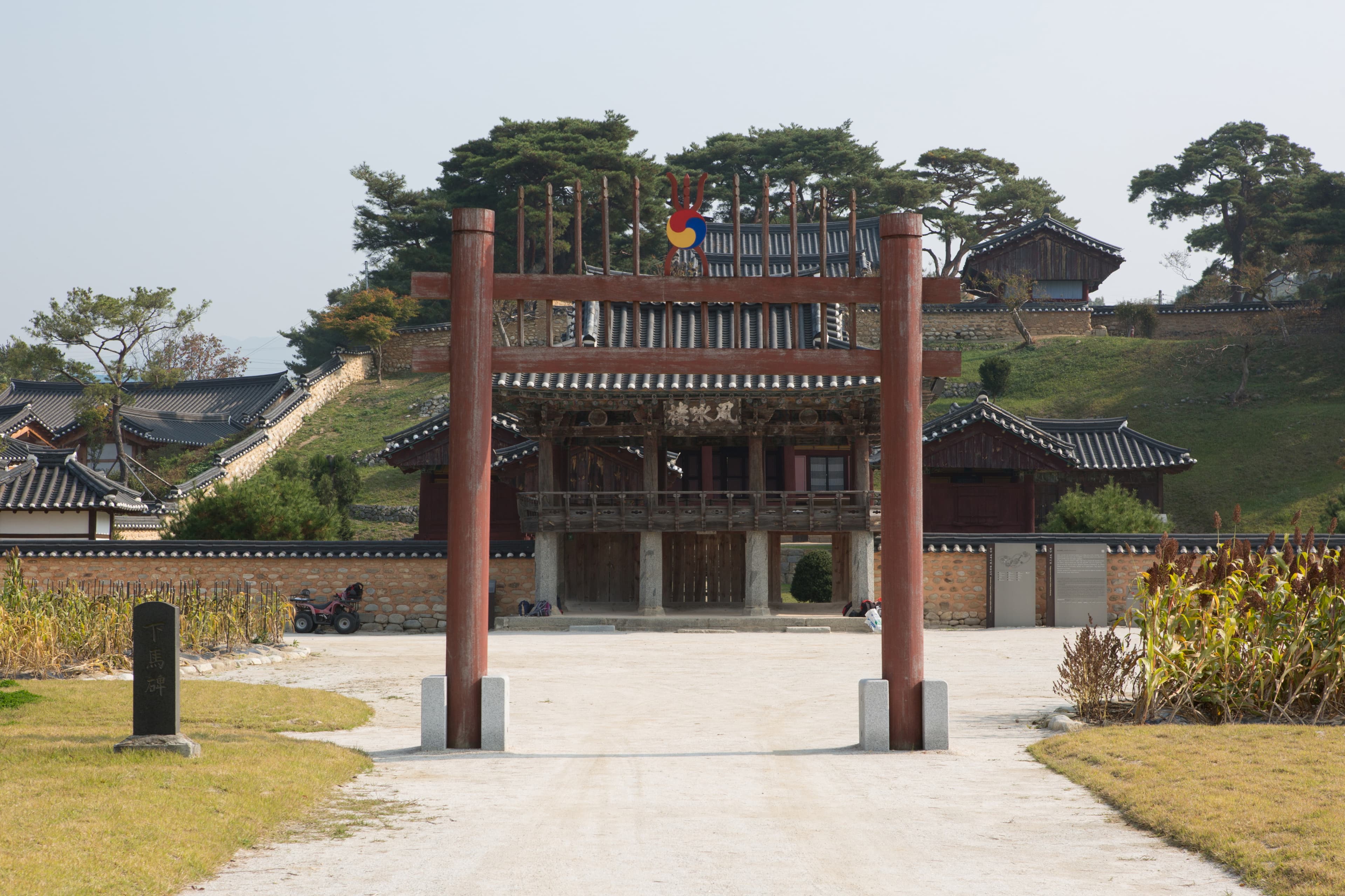 함양 남계서원 — 함양 남계서원_솟을대문 (촬영년도 : 2015년)