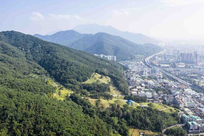 양산 신기리 고분군 — 양산 신기리 고분군 원경