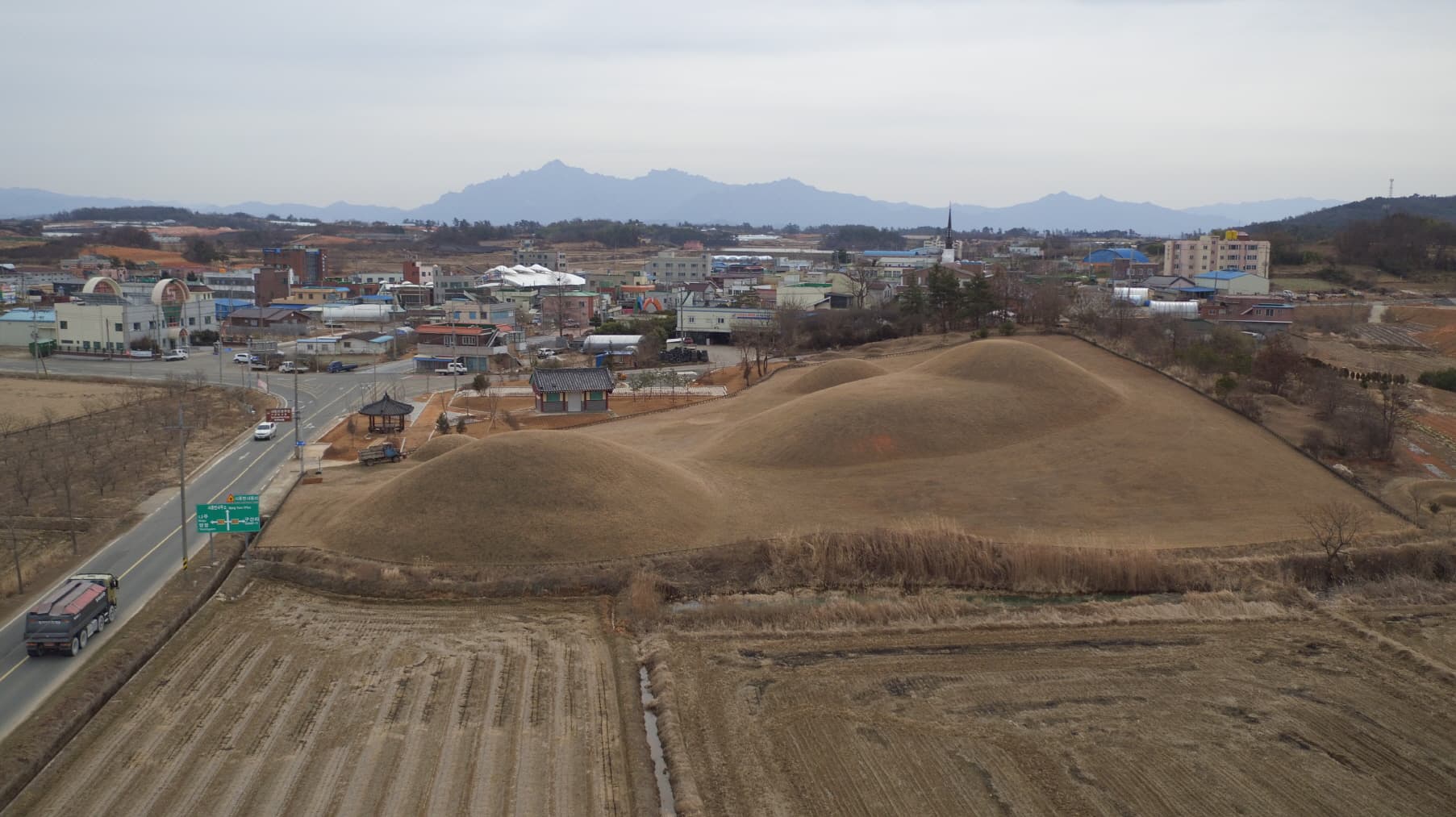 영암 시종 고분군 — 내동리 쌍무덤 전경(북-남)