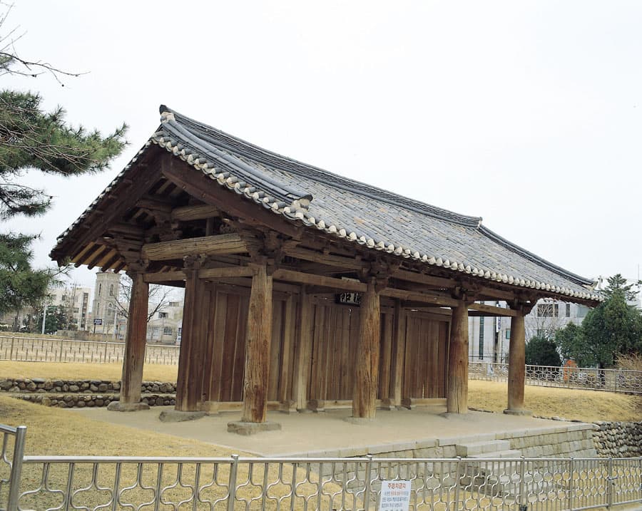 강릉 임영관 삼문 — 강릉 임영관 삼문
