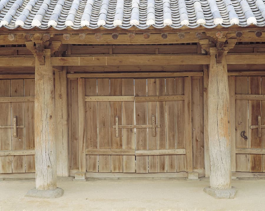 강릉 임영관 삼문 — 기둥과 판문