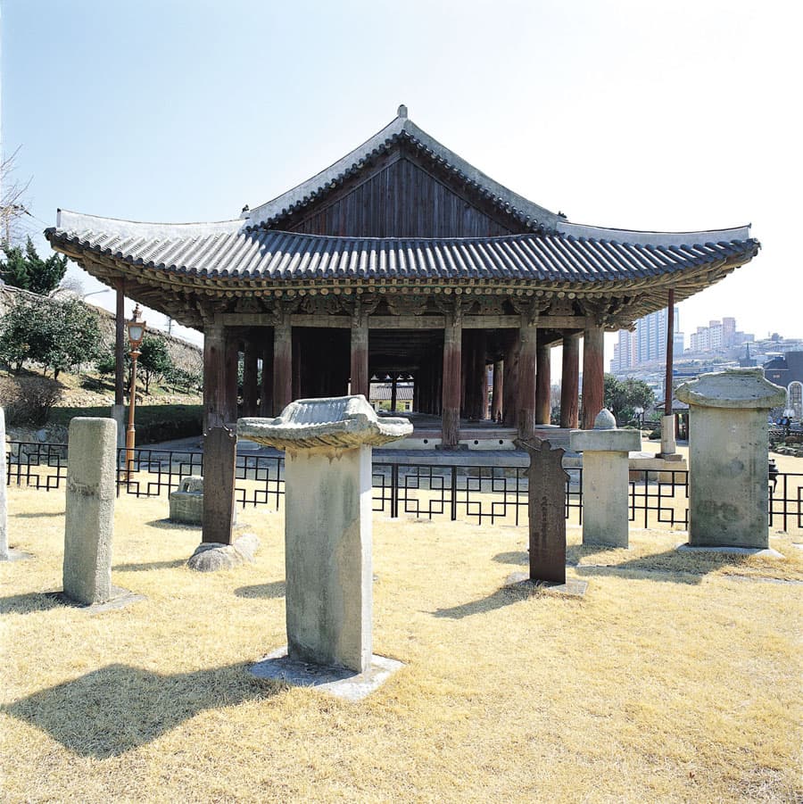 여수 진남관 — 여수 진남관 측면