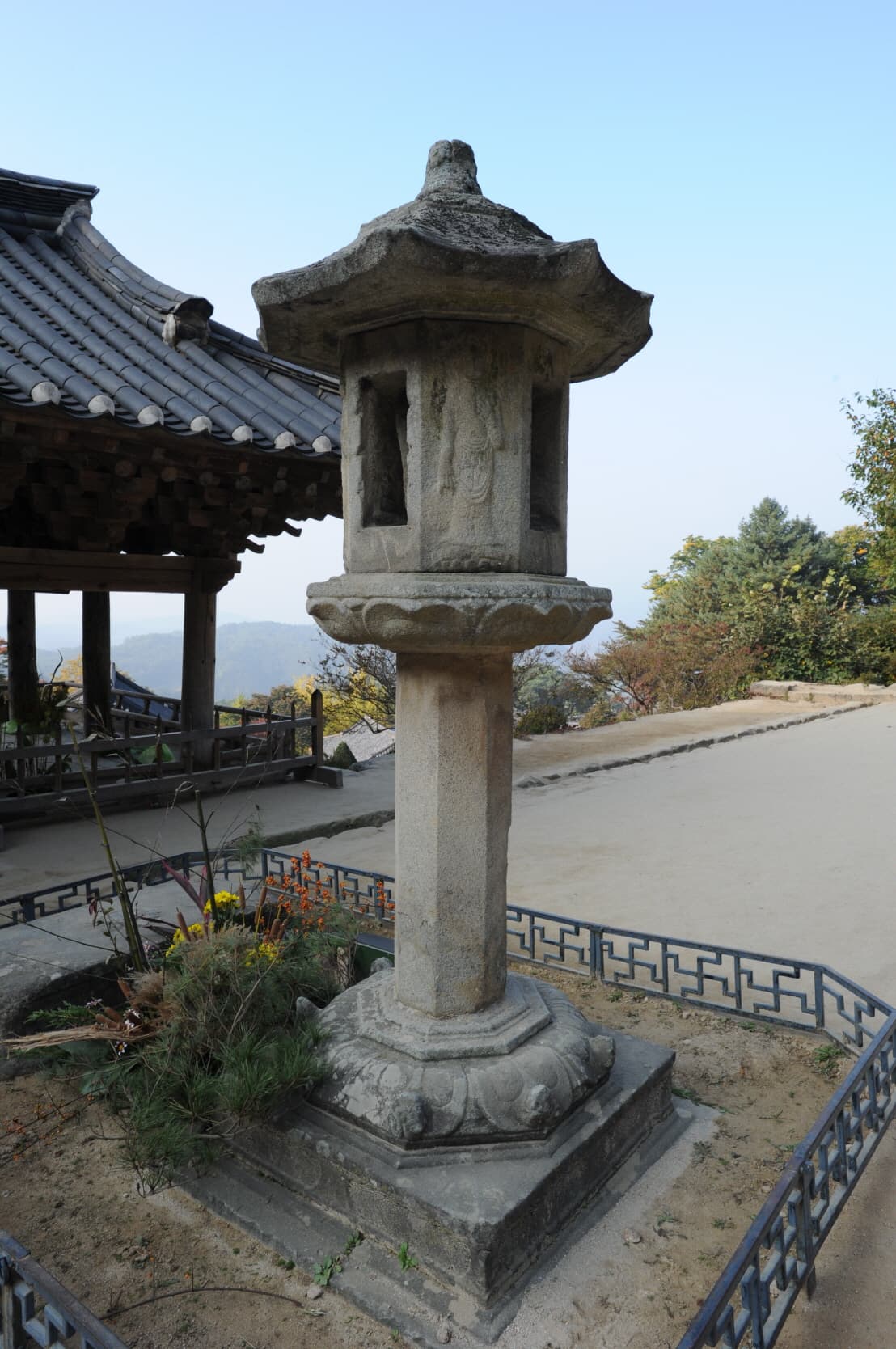 영주 부석사 무량수전 앞 석등 — 영주 부석사 무량수전 앞 석등 좌측