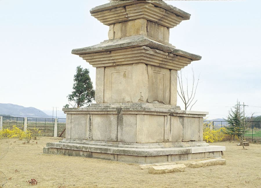 경주 고선사지 삼층석탑 — 경주 고선사지 삼층석탑 기단부