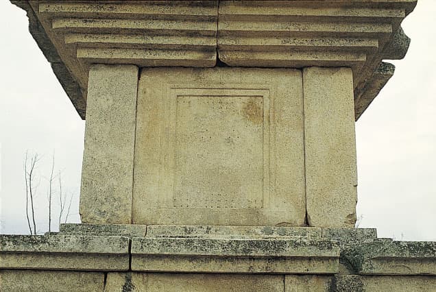 경주 고선사지 삼층석탑 — 경주 고선사지 삼층석탑 초층탑신 문비형