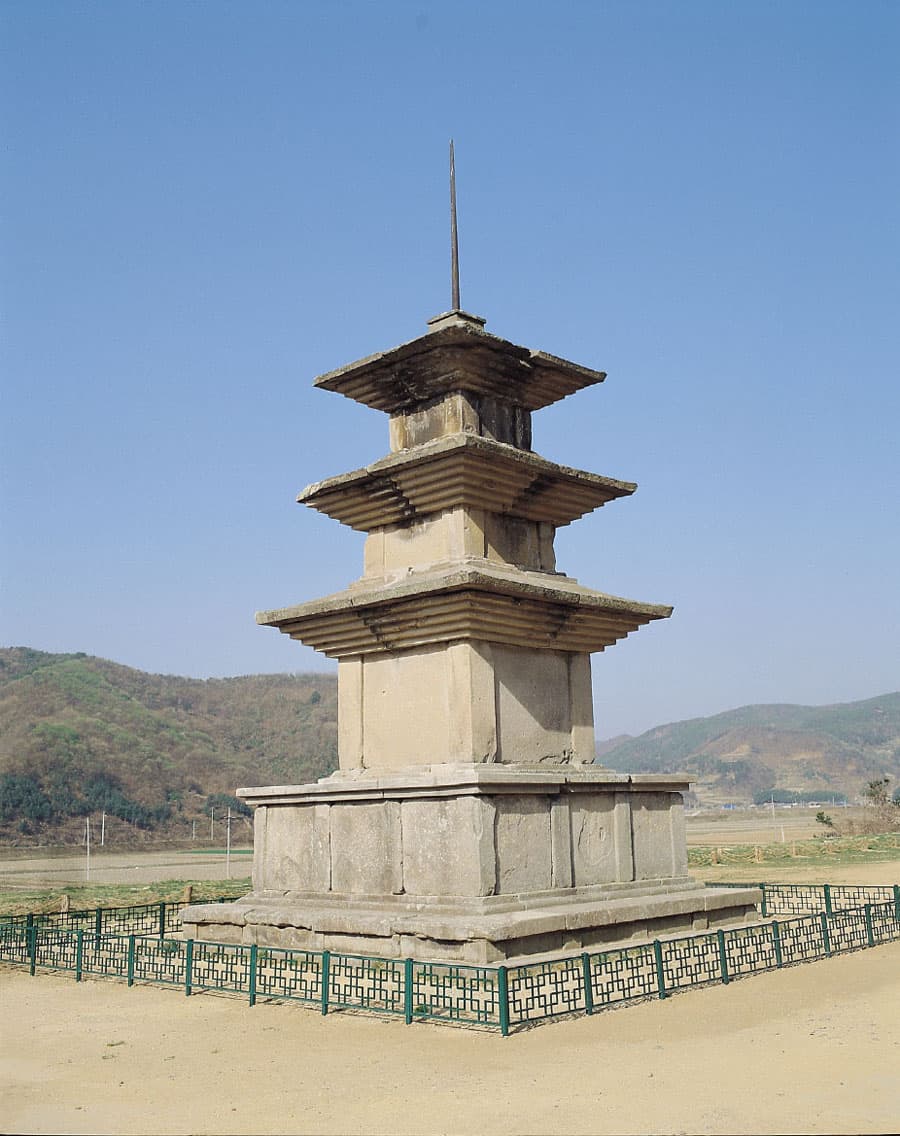 경주 감은사지 동·서 삼층석탑 — 경주 감은사지 동 삼층석탑
