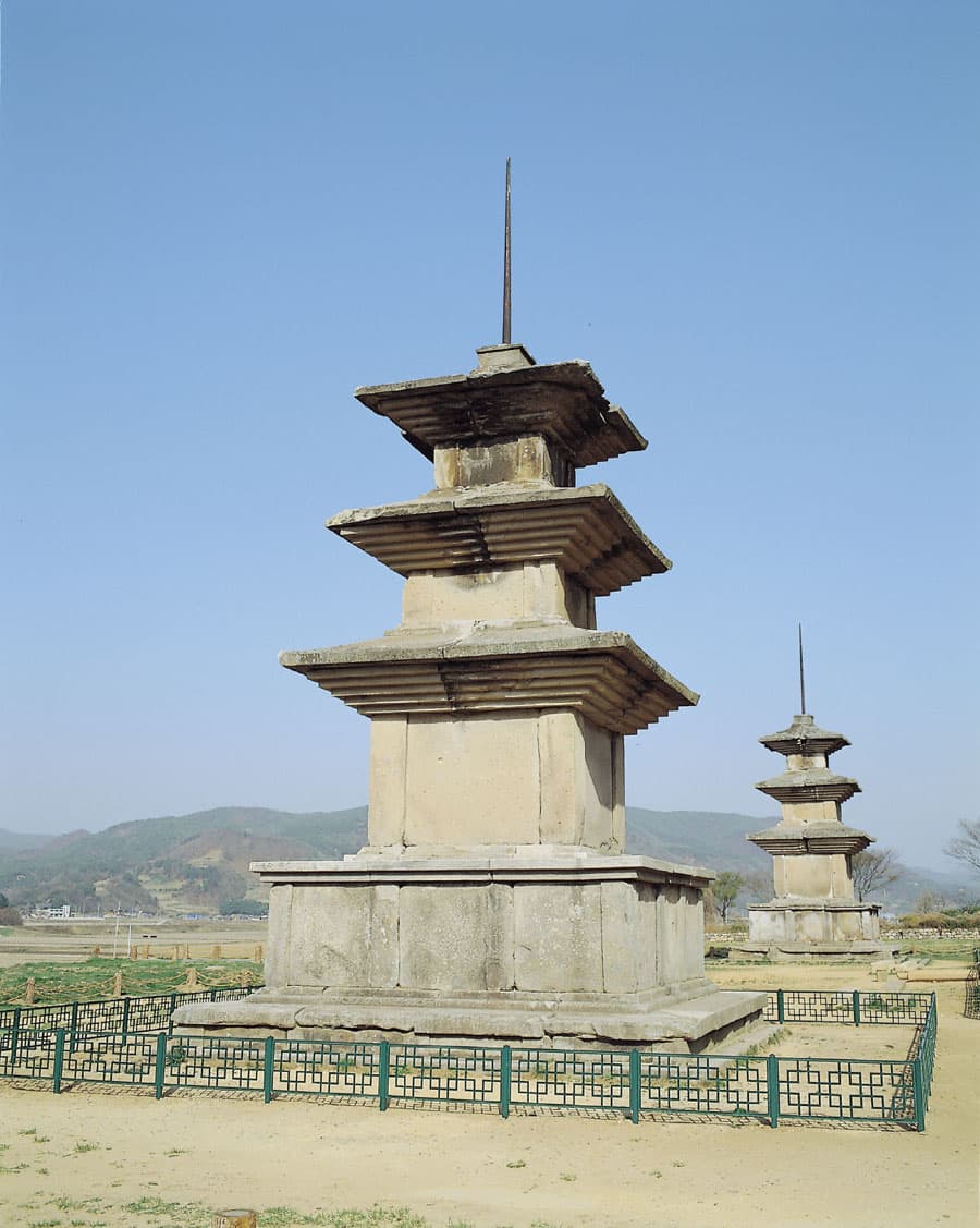 경주 감은사지 동·서 삼층석탑 — 경주 감은사지 동ㆍ서 삼층석탑