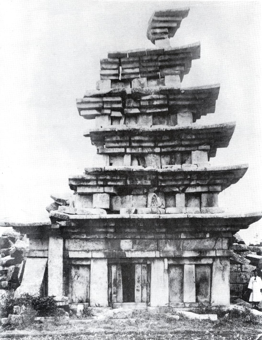 익산 미륵사지 석탑 — 익산 미륵사지 석탑(1910년) 동측면