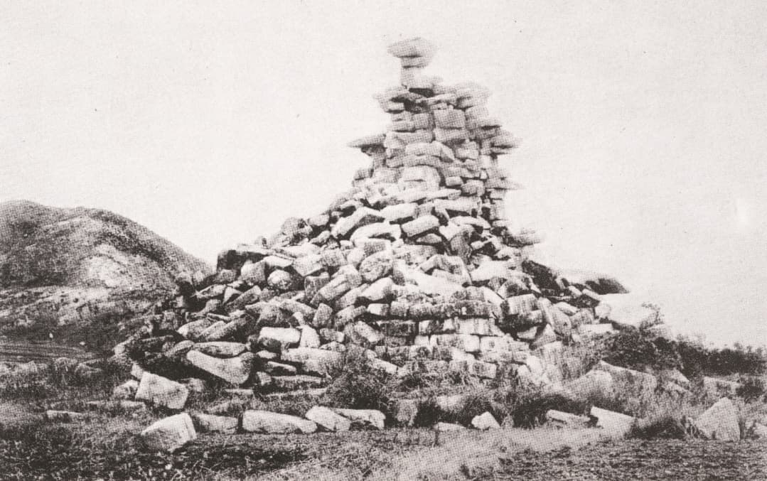익산 미륵사지 석탑 — 익산 미륵사지 석탑(1910년) 서측면