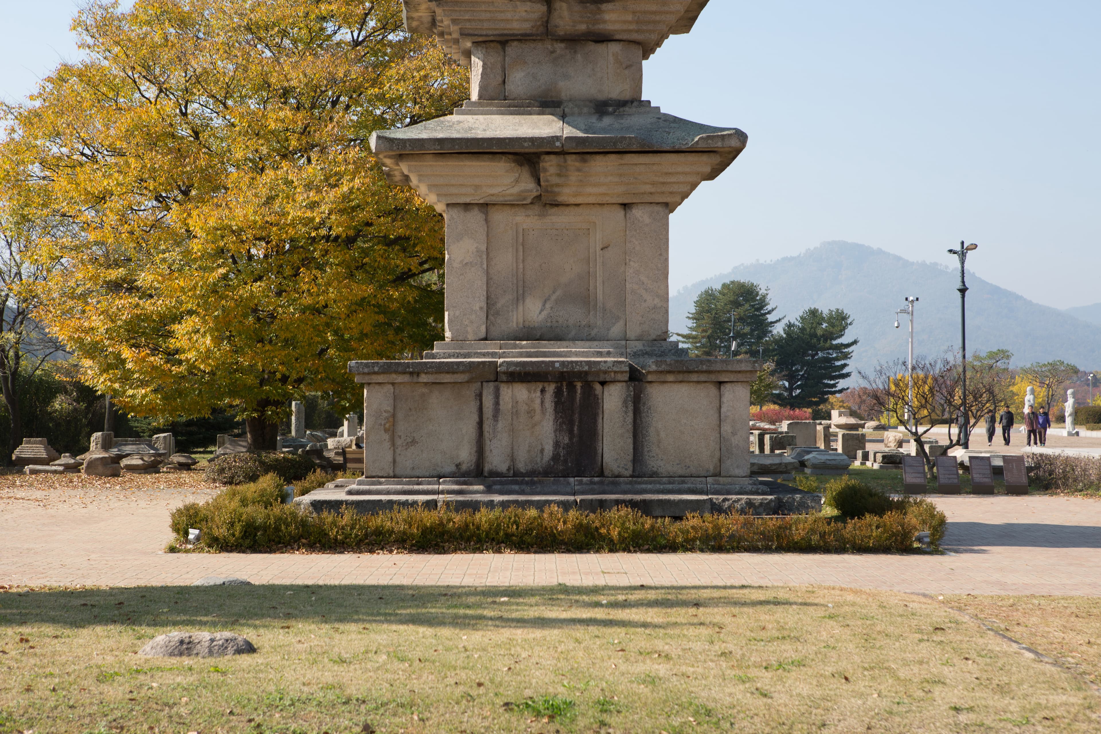 경주 고선사지 삼층석탑 — 경주 고선사지 삼층석탑_기단부 (촬영년도 : 2015년)