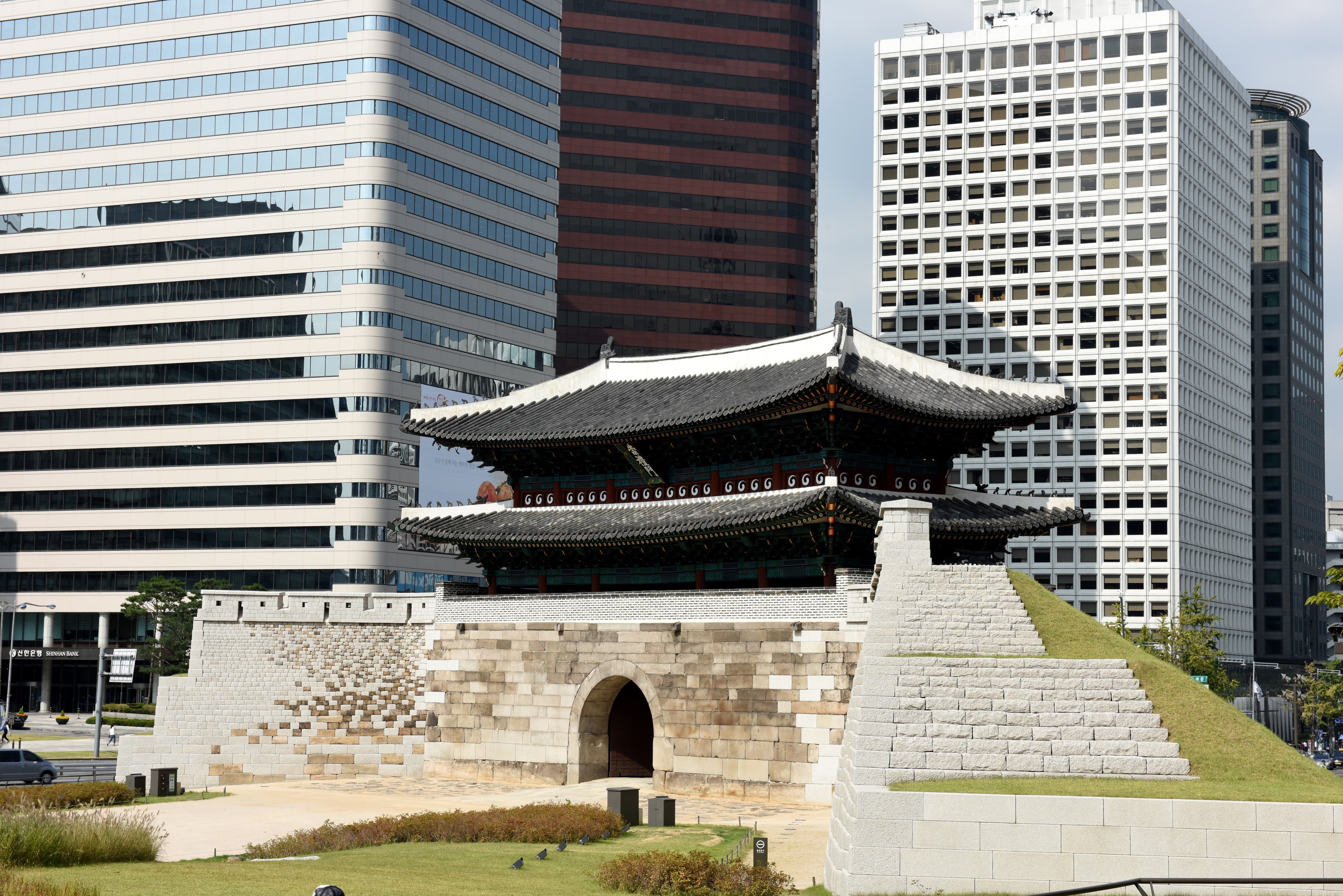 서울 숭례문 — 서울 숭례문_성곽전경 (촬영년도 : 2015년)