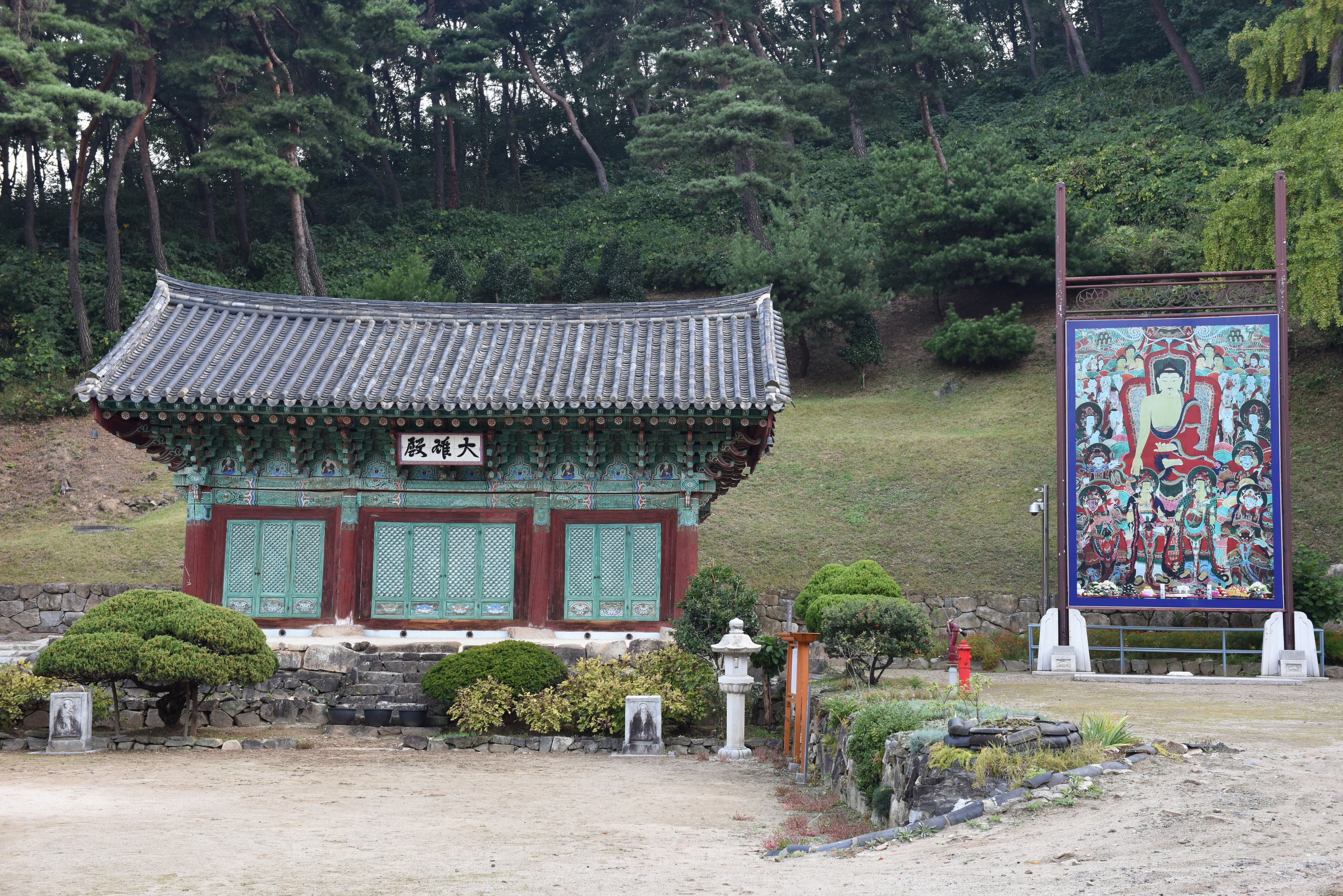 안심사 영산회 괘불탱 — 안심사 영산회 괘불탱_대웅전과 괘불탱 (촬영년도 : 2015년)