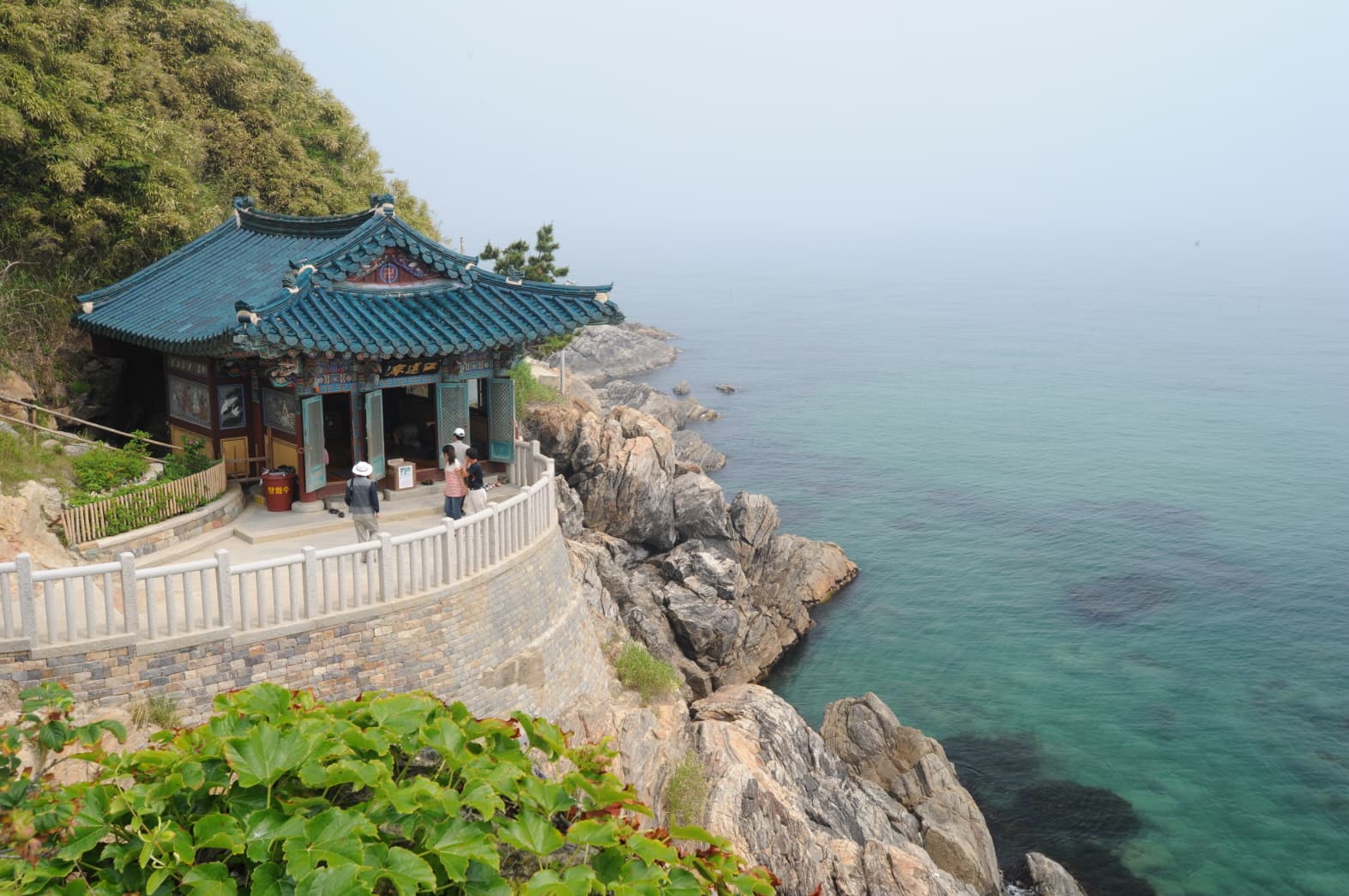 양양 낙산사 의상대와 홍련암 — 양양 낙산사 의상대와 홍련암 (촬영:문화재청)