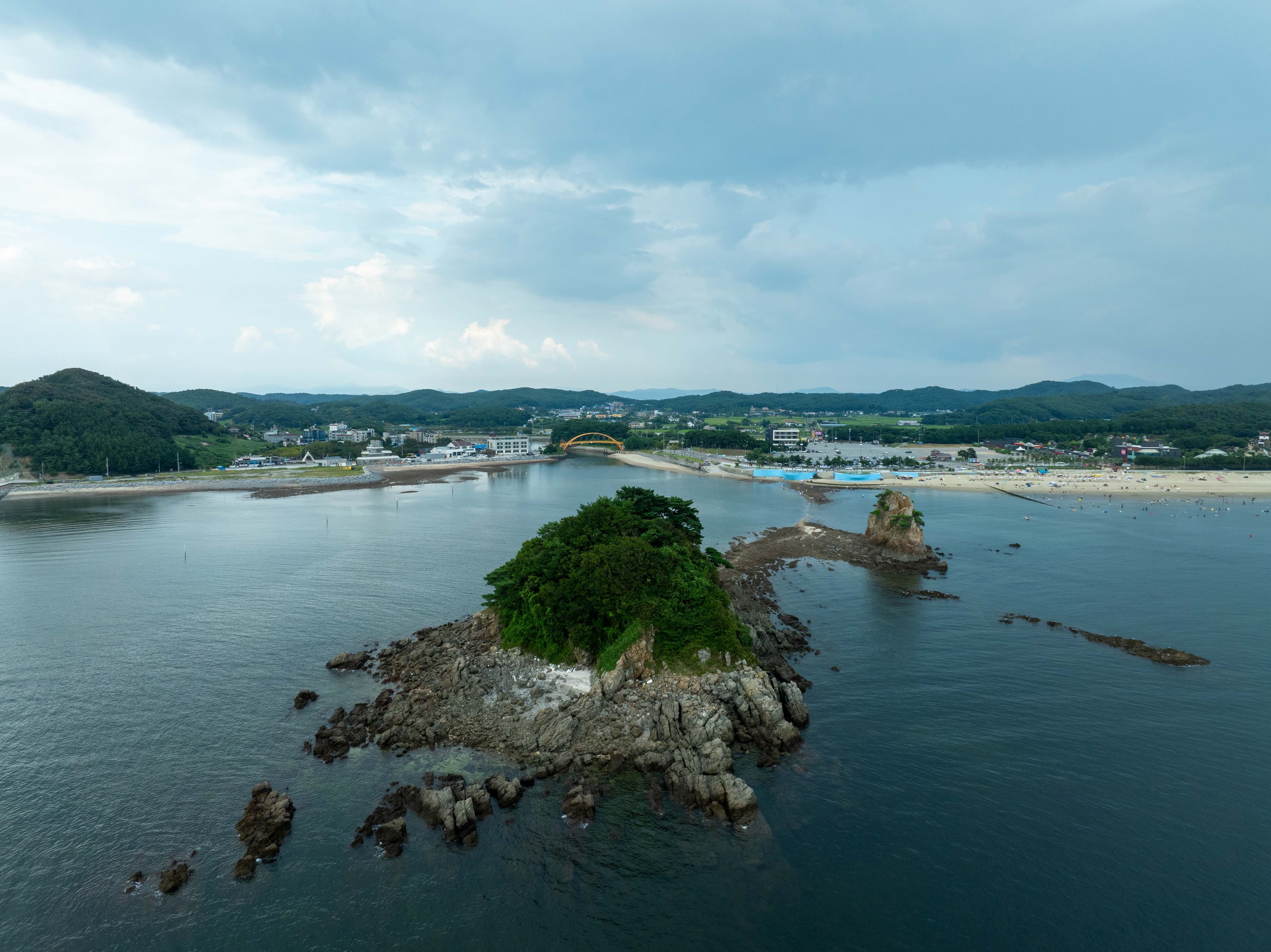 안면도 꽃지 할미 할아비 바위 — 안면도 꽃지 할미 할아비 바위(항공사진)_전경(항공) (촬영년도_2024년)