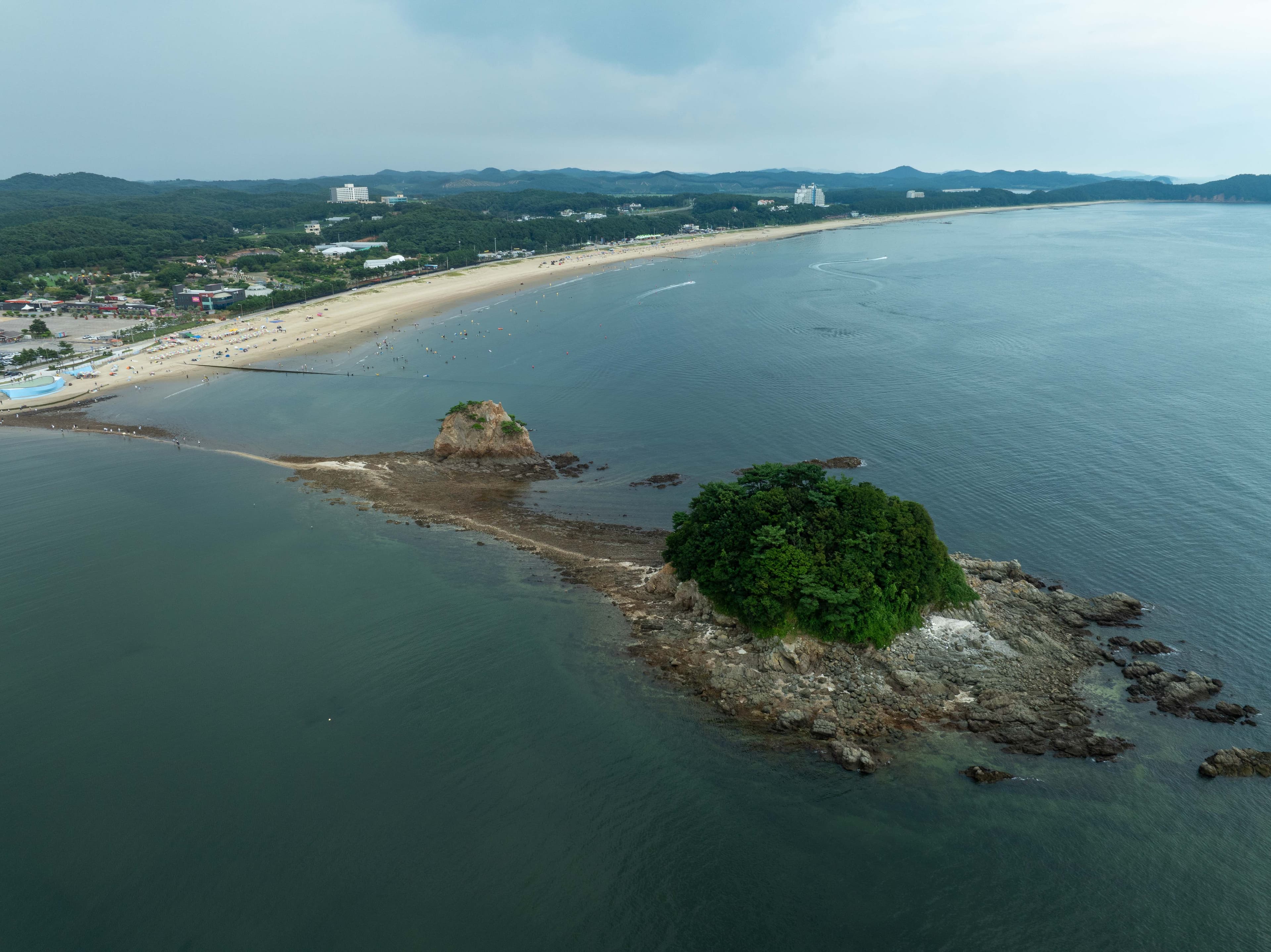 안면도 꽃지 할미 할아비 바위 — 안면도 꽃지 할미 할아비 바위(항공사진)_전경(항공) (촬영년도_2024년)