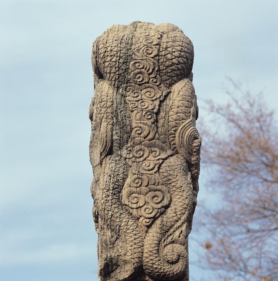 서울 원각사지 대원각사비 — 비신 상단 측면(쌍용 꼬리와 구름 무늬)