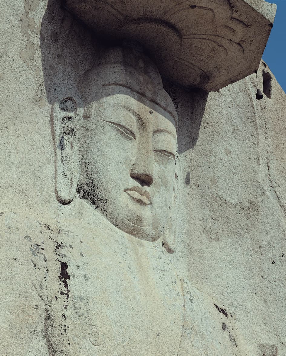 서울 북한산 구기동 마애여래좌상 — 여래좌상 두부 및 갓(우측면 향)