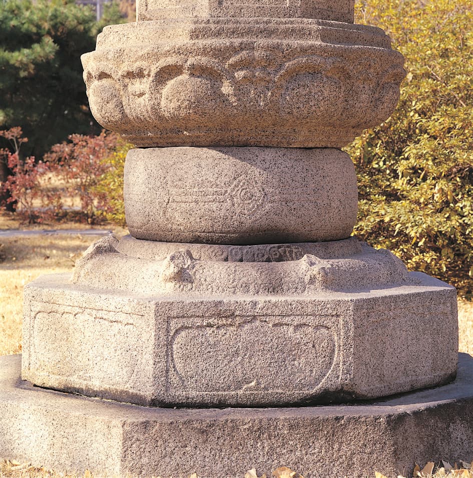 창원 봉림사지 진경대사탑 — 기단부 세부(아랫단의 무늬곽, 중간부의 북모양, 상단)