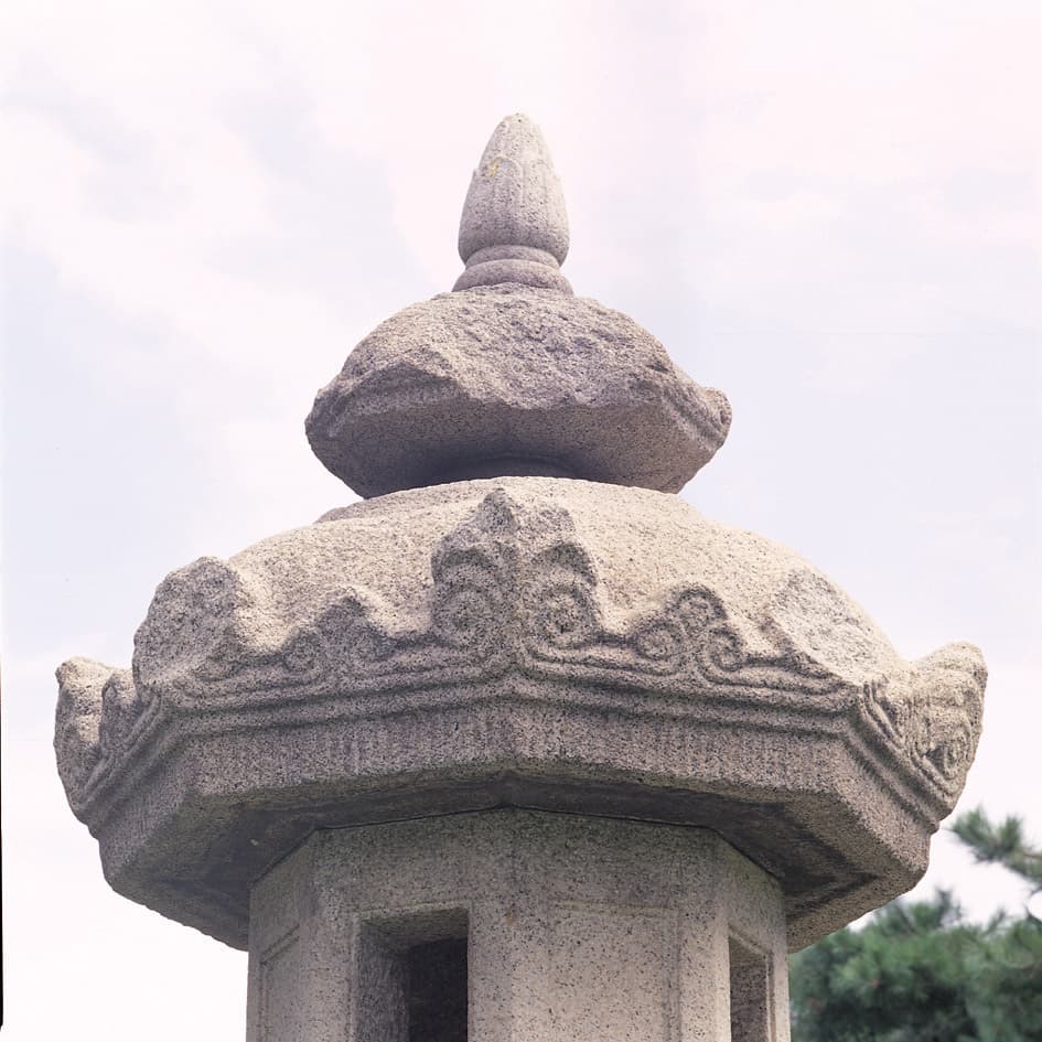 나주 서성문 안 석등 — 석등 옥개석과 세로 만들어 얹어 놓은 보주