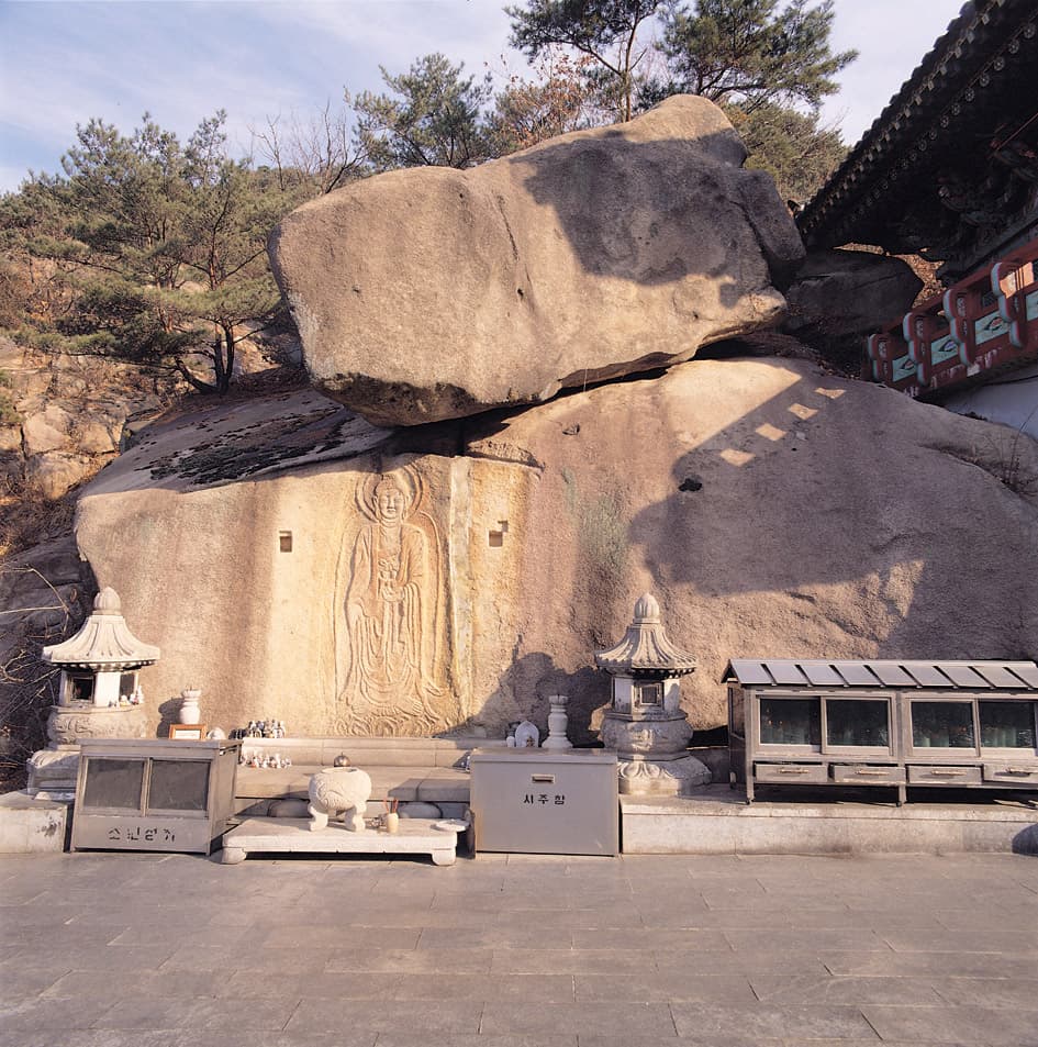 서울 삼천사지 마애여래입상 — 전면에 가구의 흔적이 남아 있는 마애여래입상 전체